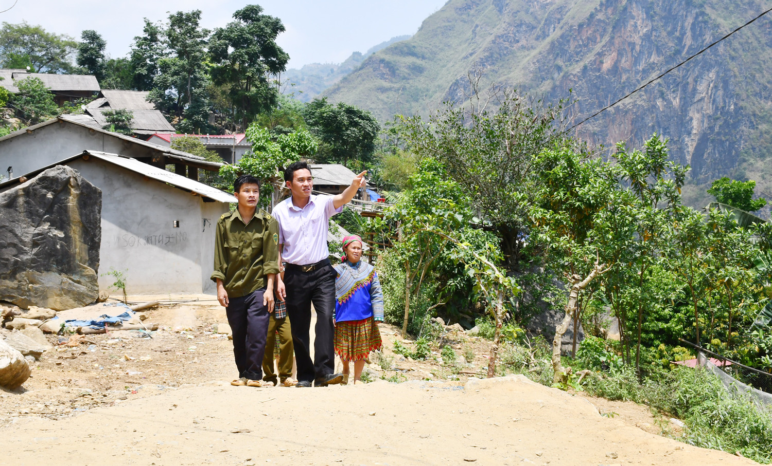 Cán bộ tuyên vận xã Sán Chải vận động người dân hiến đất mở đường. Cán bộ tuyên vận xã Sán Chải vận động người dân hiến đất mở đường.