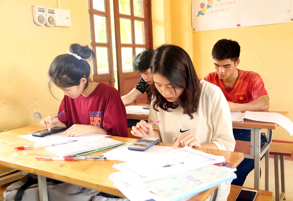 Những ngày ôn thi nước rút, các em học sinh lớp 12 dồn sức ôn tập để chuẩn bị cho kỳ thi tốt nghiệp THPT diễn ra vào ngày 7 -8/7/2022. Đây là giai đoạn thầy cô giáo giúp học sinh luyện giải các dạng đề học sinh vững vàng kiến thức và kỹ năng cần thiết. Cô giáo Trường THPT số 2 huyện Bát Xát hướng dẫn học sinh ôn thi môn Toán. Giờ ôn thi môn Lịch sử tại Trường THPT số 1 Bảo Thắng, cô và trò chống nóng bằng cách kéo rèm che và bật quạt trần. Cùng với ôn thi vào ban ngày, một số trường vùng cao tổ chức cho học sinh bán trú lên lớp ôn thi tốt nghiệp vào các buổi tối. Cô giáo Trường THCS và THPT Bát Xát lên lớp hướng dẫn học sinh ôn thi buổi tối. Tiếng Anh là môn có điểm thi thấp so với các môn, nên được các thầy cô giáo Trường THPT số 2 Mường Khương tăng cường ôn tập các dạng đề cho học sinh. Các em học sinh giúp nhau ôn bài trong giờ giải lao ngay tại sân trường. Càng gần ngày thi các sĩ tử lớp 12 càng phải thanh thủ thời gian để ôn thi nhiều hơn. Tại Trường THPT số 3 Mường Khương, các lớp đều treo biển “quyết tâm thi đỗ tốt nghiệp 100%”. Giữa những ngày hè nắng nóng, cô và trò cùng cố gắng vượt qua khó khăn để ôn thi đạt kết qua cao nhất.