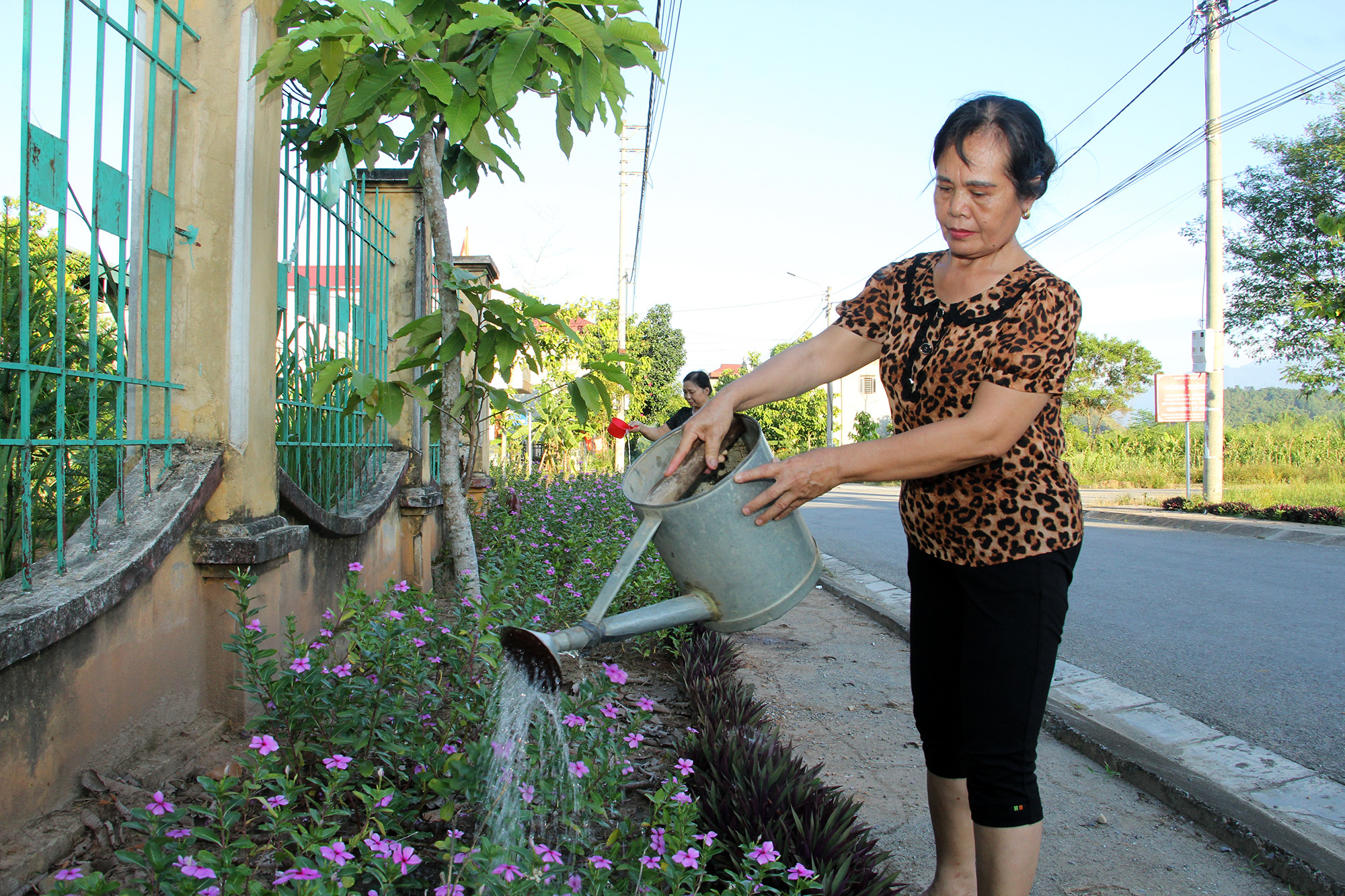 Tuyến đường hoa dài hơn 2.000 m tạo thêm điểm nhấn cho khu dân cư số 3. Tuyến đường hoa dài hơn 2.000 m tạo thêm điểm nhấn cho khu dân cư số 3.