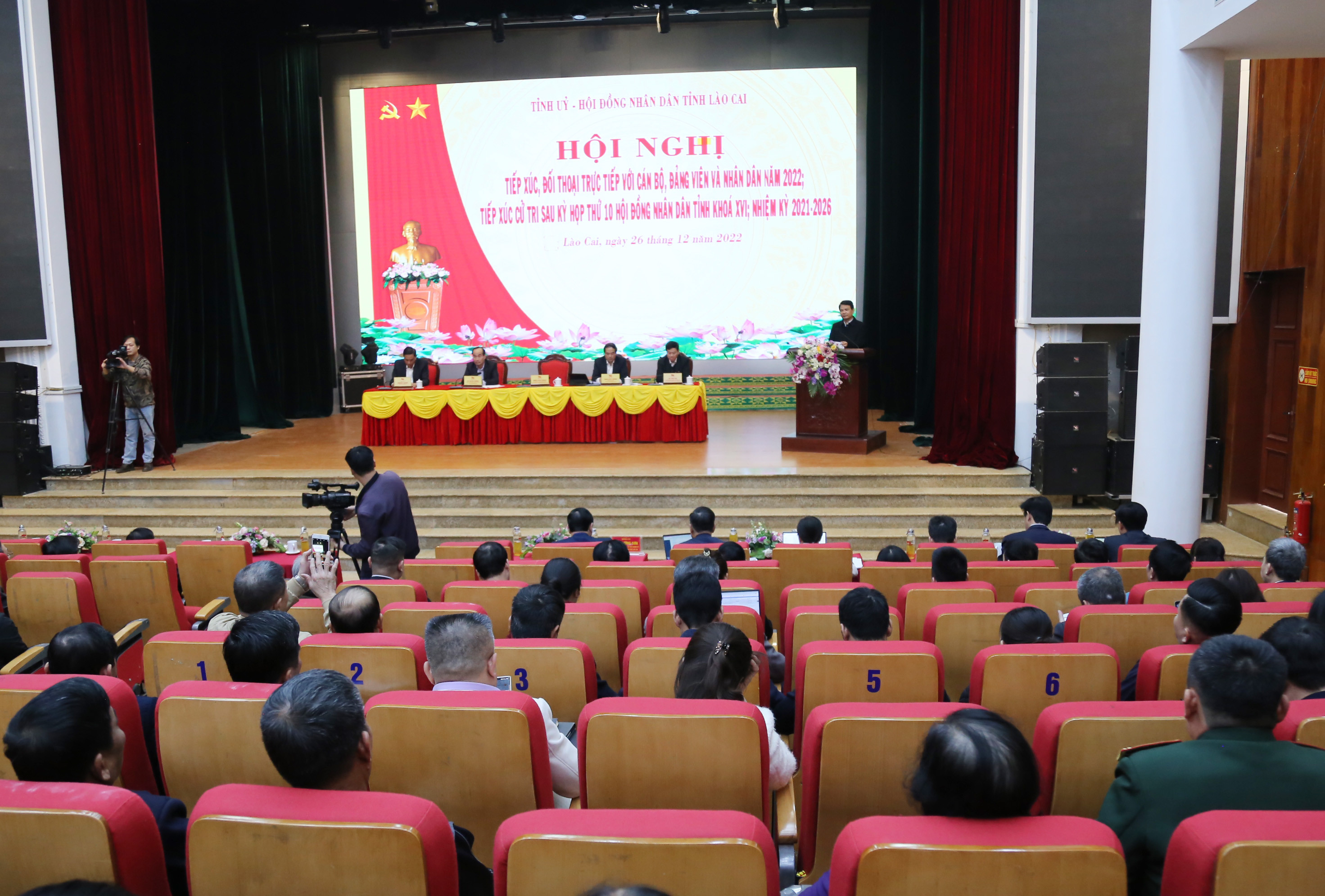 Quang cảnh hội nghị tiếp xúc, đối thoại.