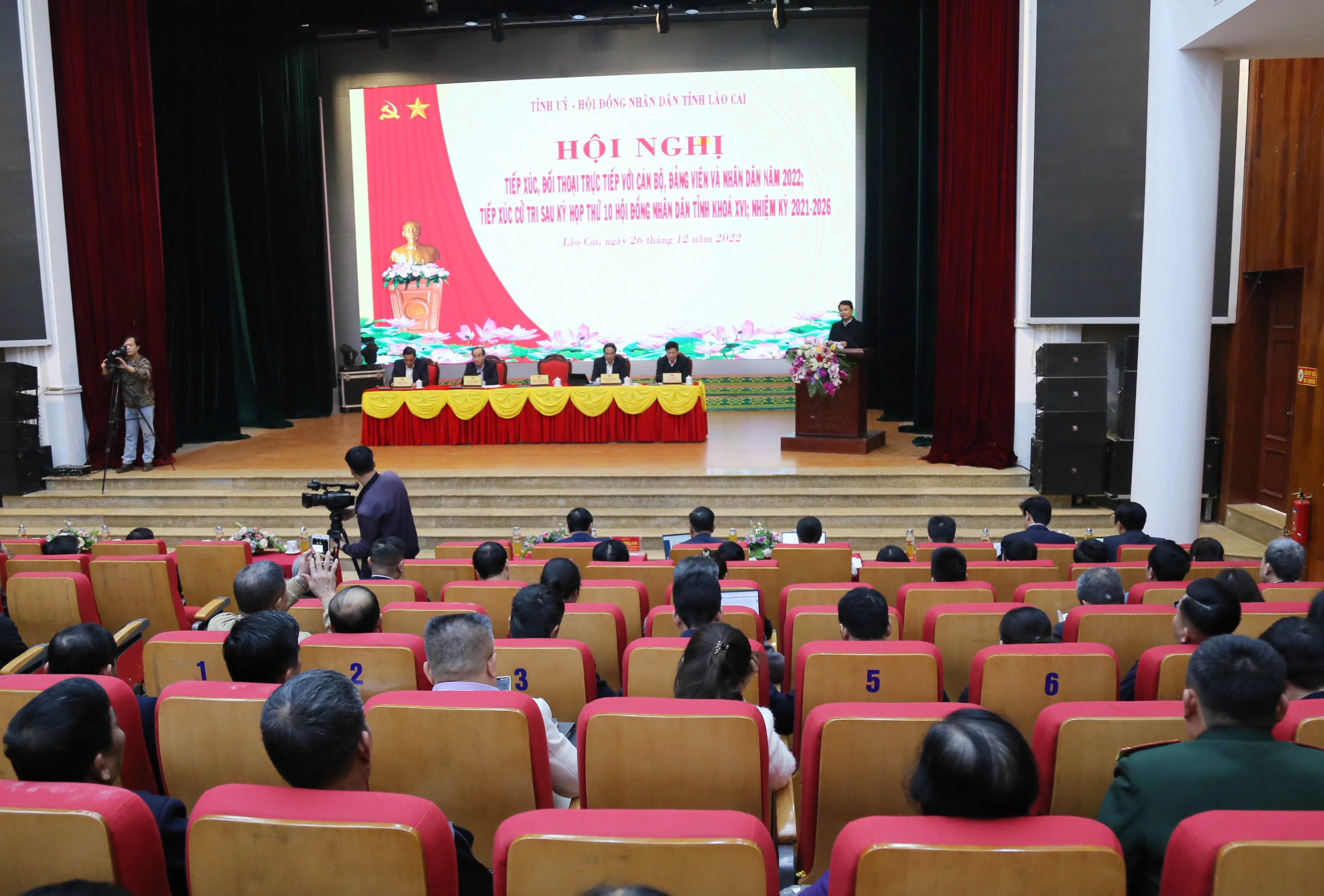 Quang cảnh hội nghị tiếp xúc, đối thoại.