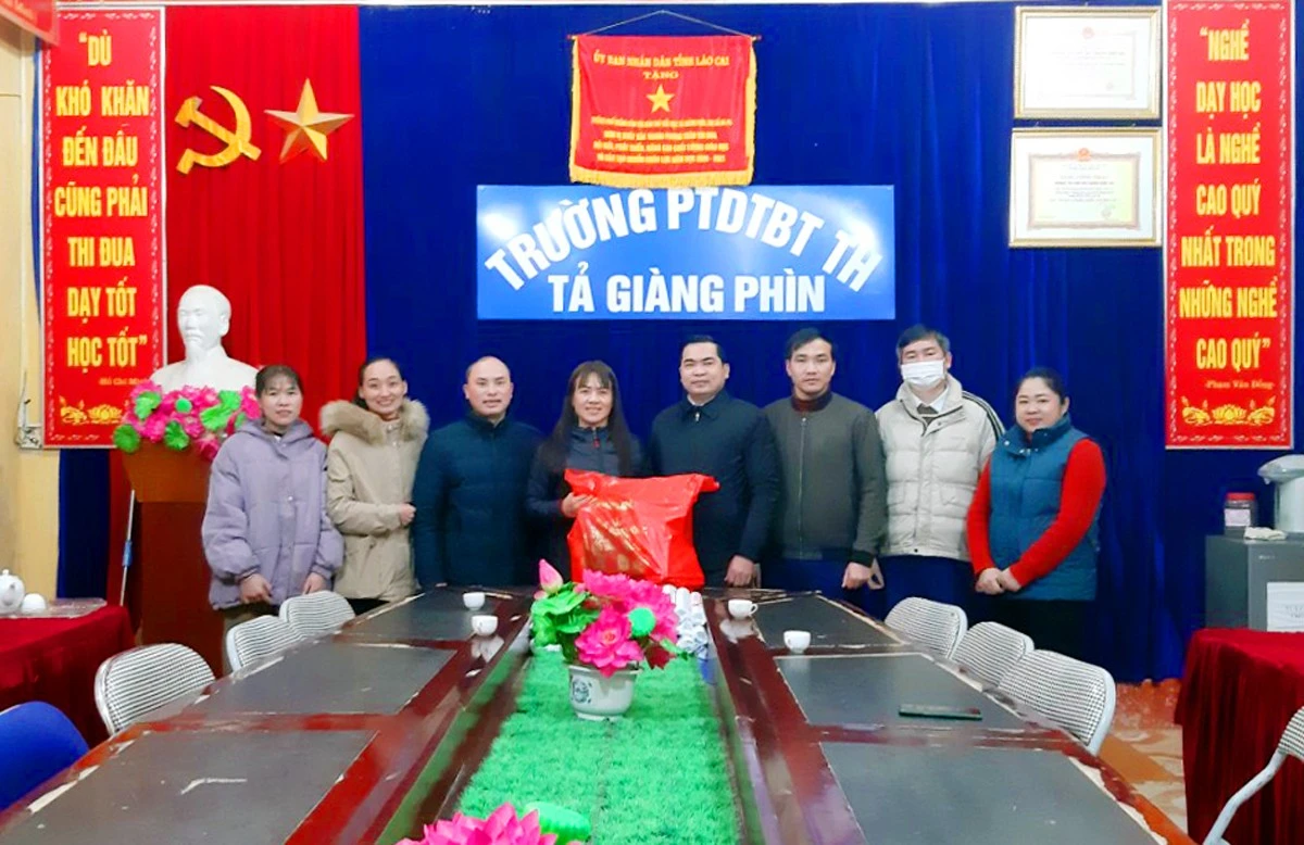 Đại diện Phòng Giáo dục và Đào tạo thị xã Sa Pa tặng quà giáo viên có hoàn cảnh khó khăn.