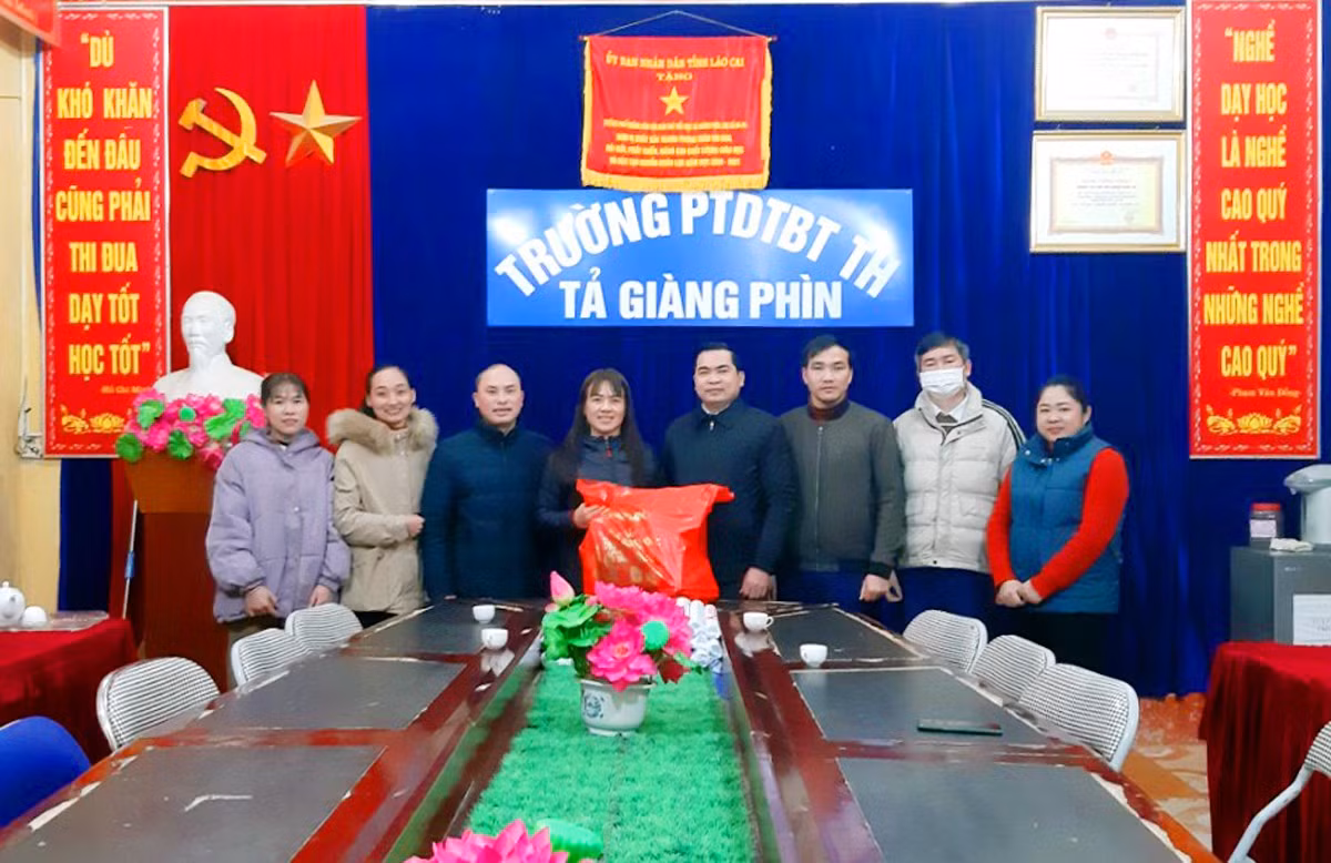 Đại diện Phòng Giáo dục và Đào tạo thị xã Sa Pa tặng quà giáo viên có hoàn cảnh khó khăn.