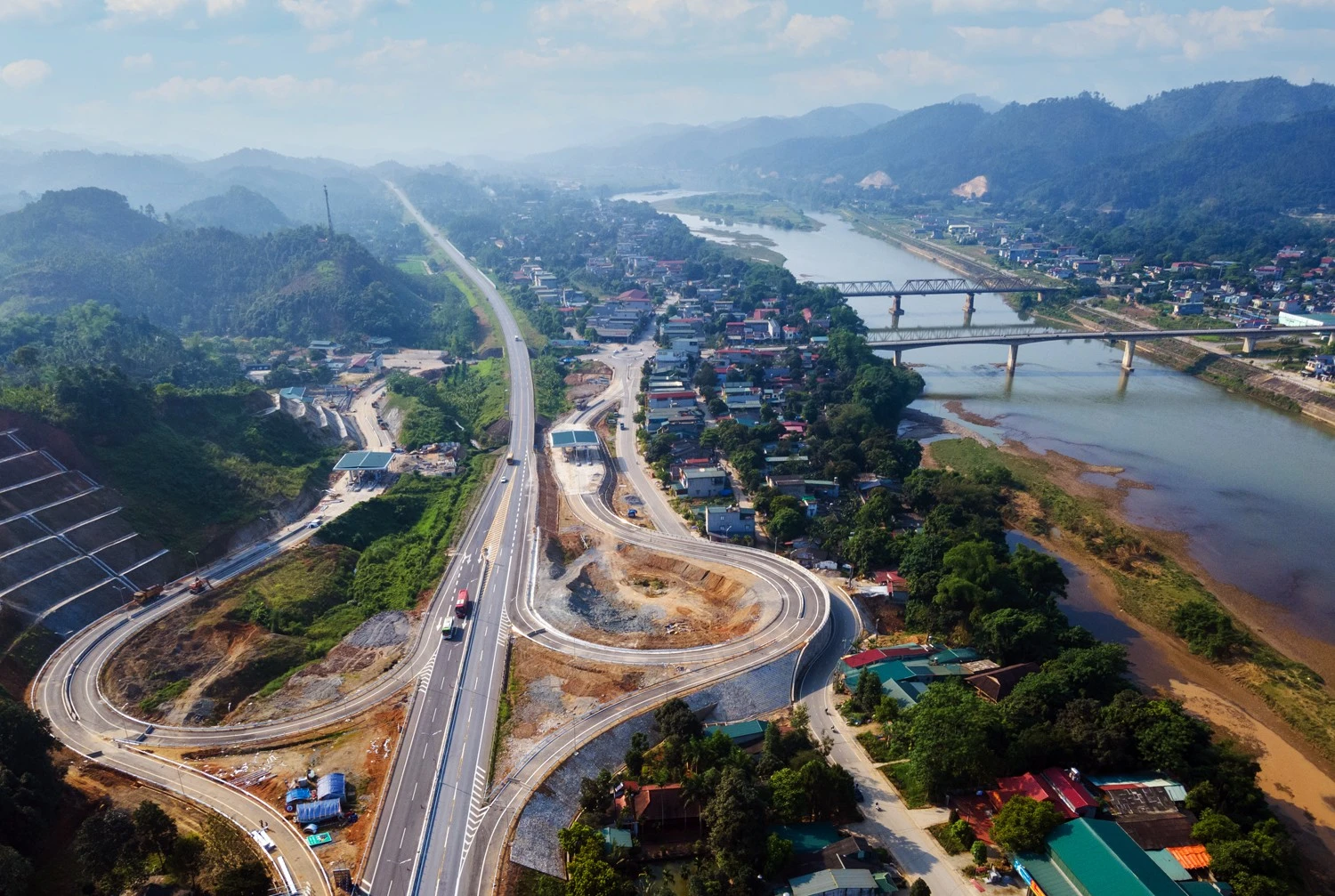Nút giao Phố Lu (nút giao thứ 5 của cao tốc Nội Bài - Lào Cai qua địa bàn tỉnh Lào Cai) góp phần nâng cao năng lực khai thác tuyến đường, thúc đẩy phát triển kinh tế - xã hội khu vực. Ảnh: Ngọc Bằng