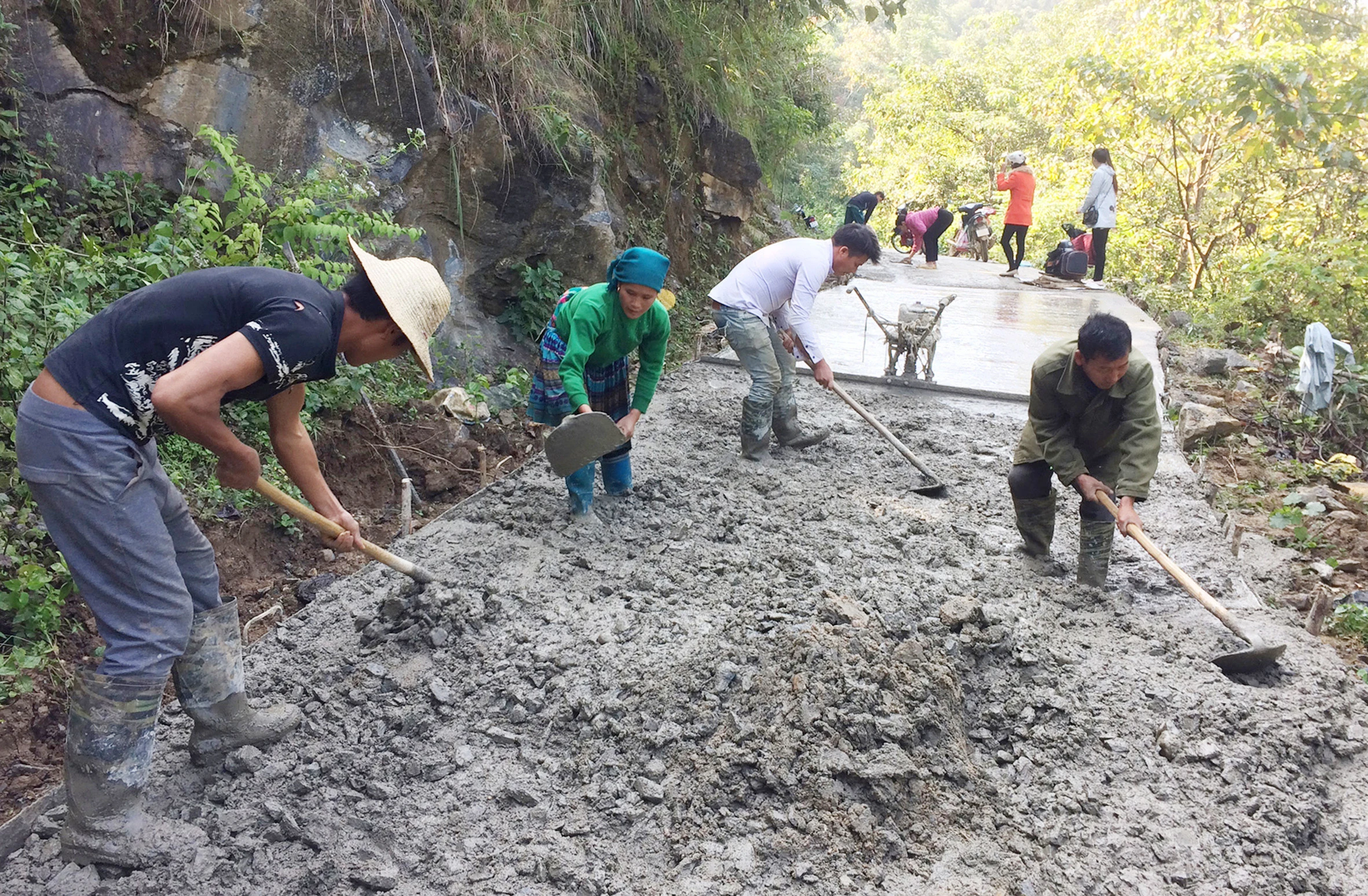 Người dân Si Ma Cai chung sức làm đường giao thông nông thôn.