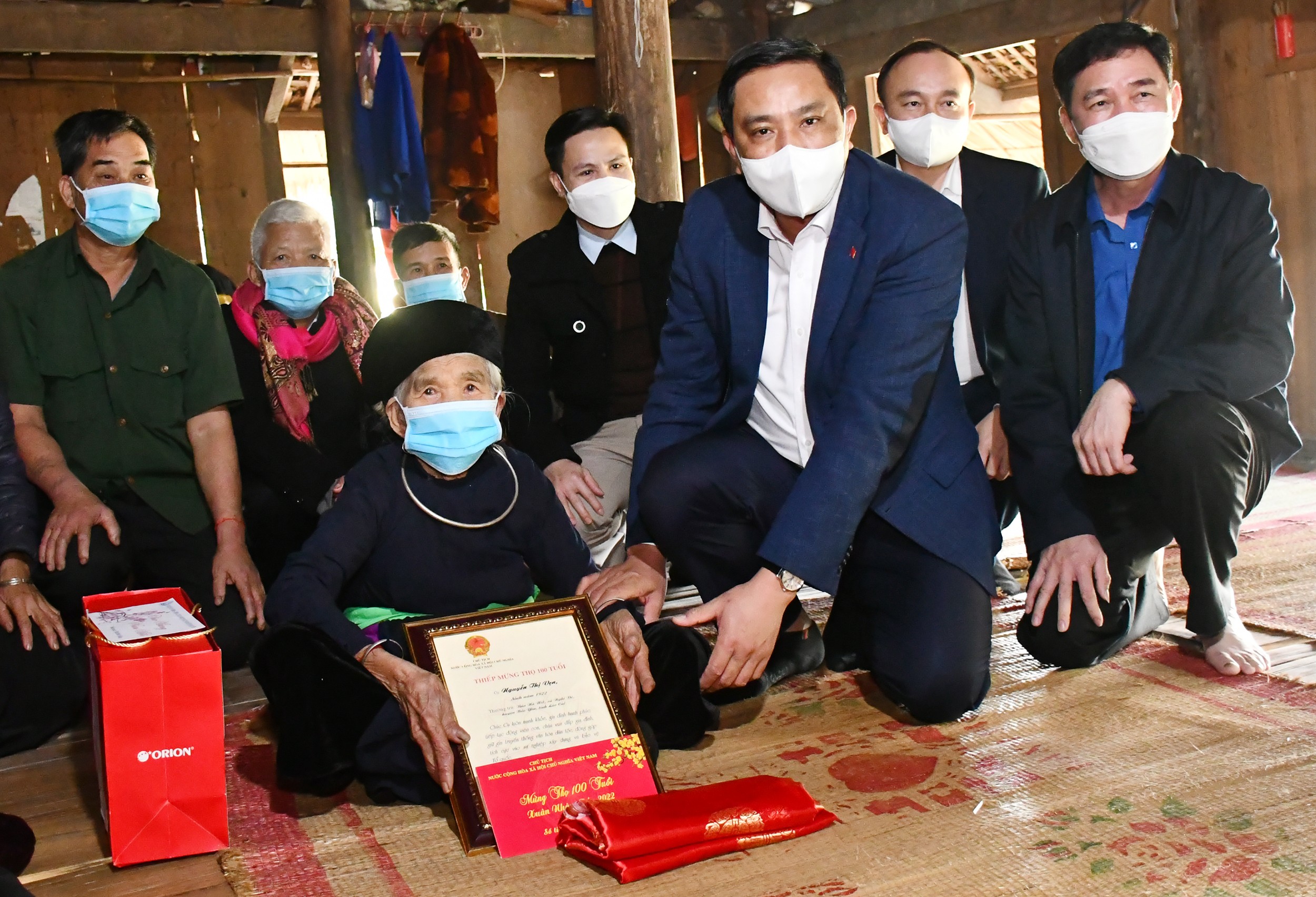 Phó Bí thư Tỉnh ủy Hoàng Giang tặng Thiệp mừng thọ, quà Tết của Chủ tịch nước cho cụ Nguyễn Thị Vẹn, bản Nà Uất, xã Nghĩa Đô.