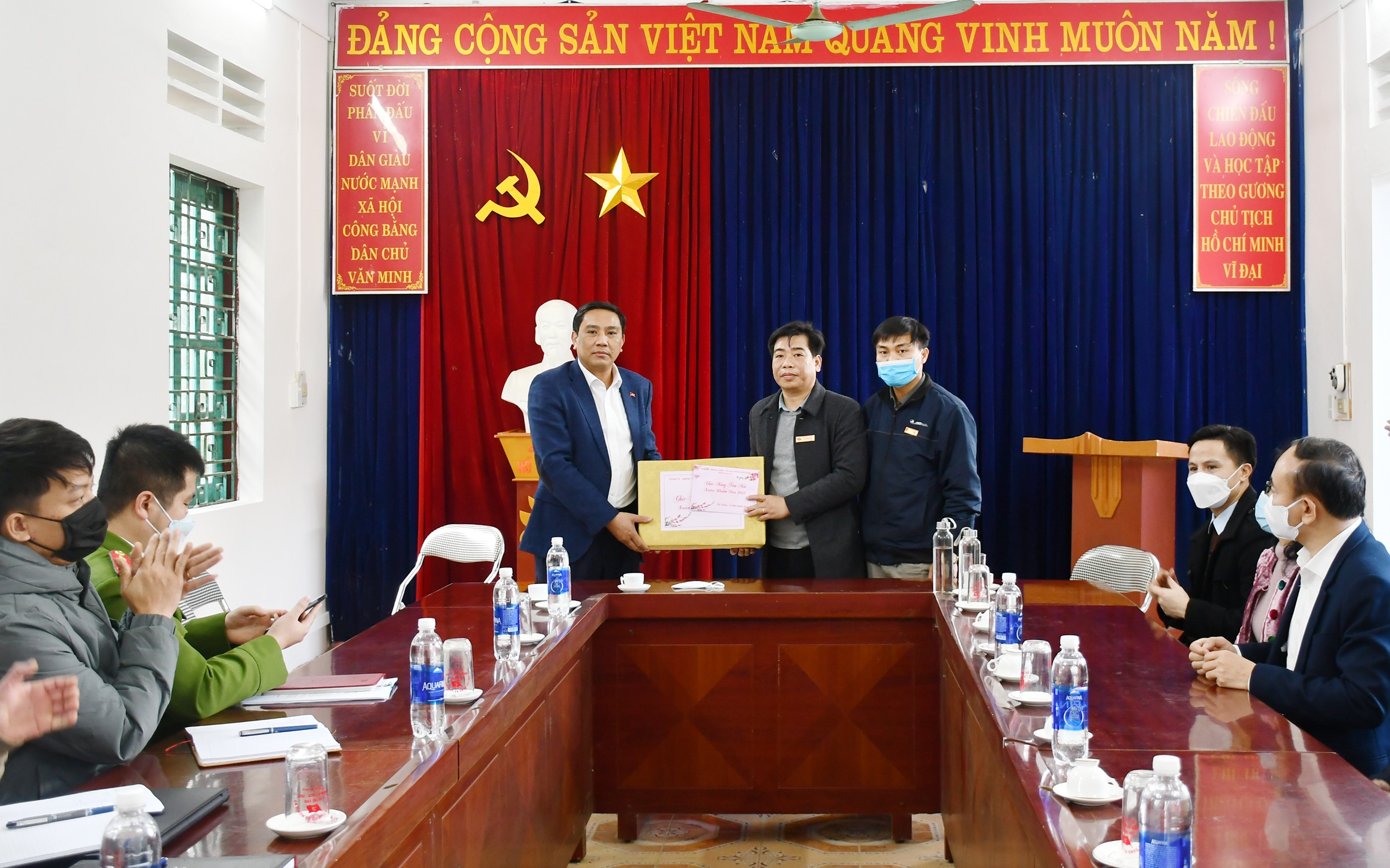 Đoàn công tác thăm, tặng quà cấp ủy, chính quyền xã Nghĩa Đô.