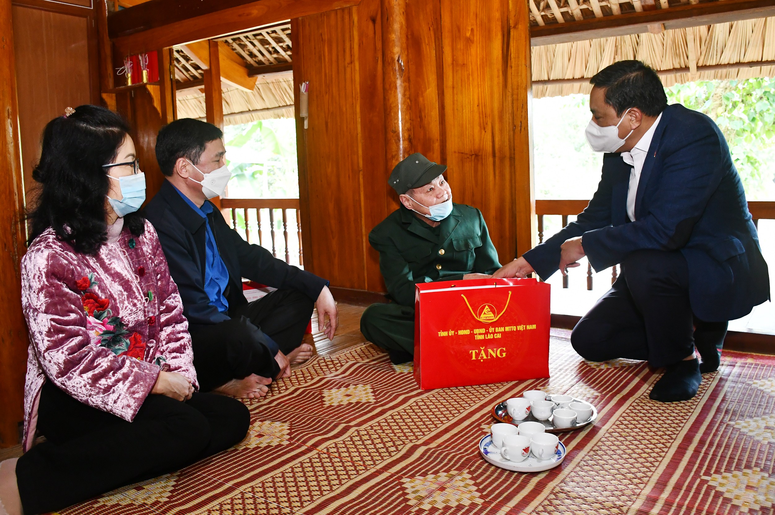 Cựu chiến binh Hoàng Lương Soan vui mừng, xúc động khi nhận được sự quan tâm của tỉnh và địa phương.
