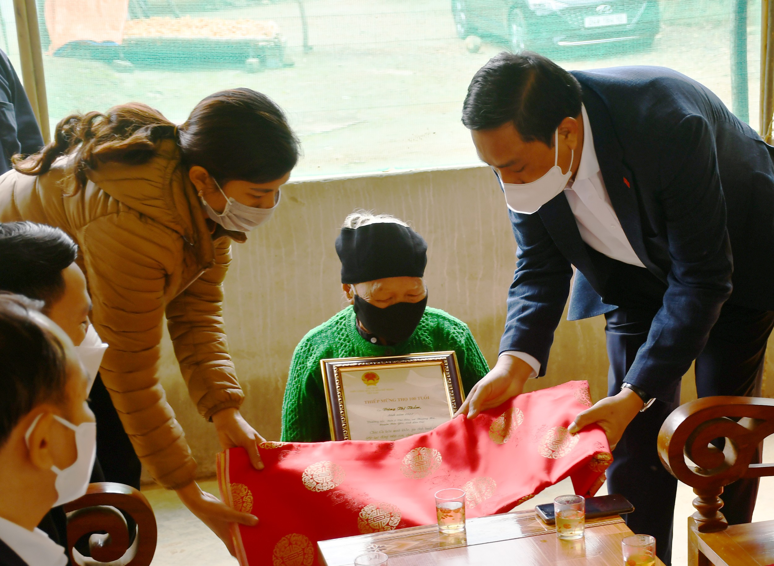 Phó Bí thư Tỉnh ủy Hoàng Giang thăm hỏi, tặng quà cụ Đặng Thị Thẳm, Bản 2 Vài Siêu, xã Thượng Hà.