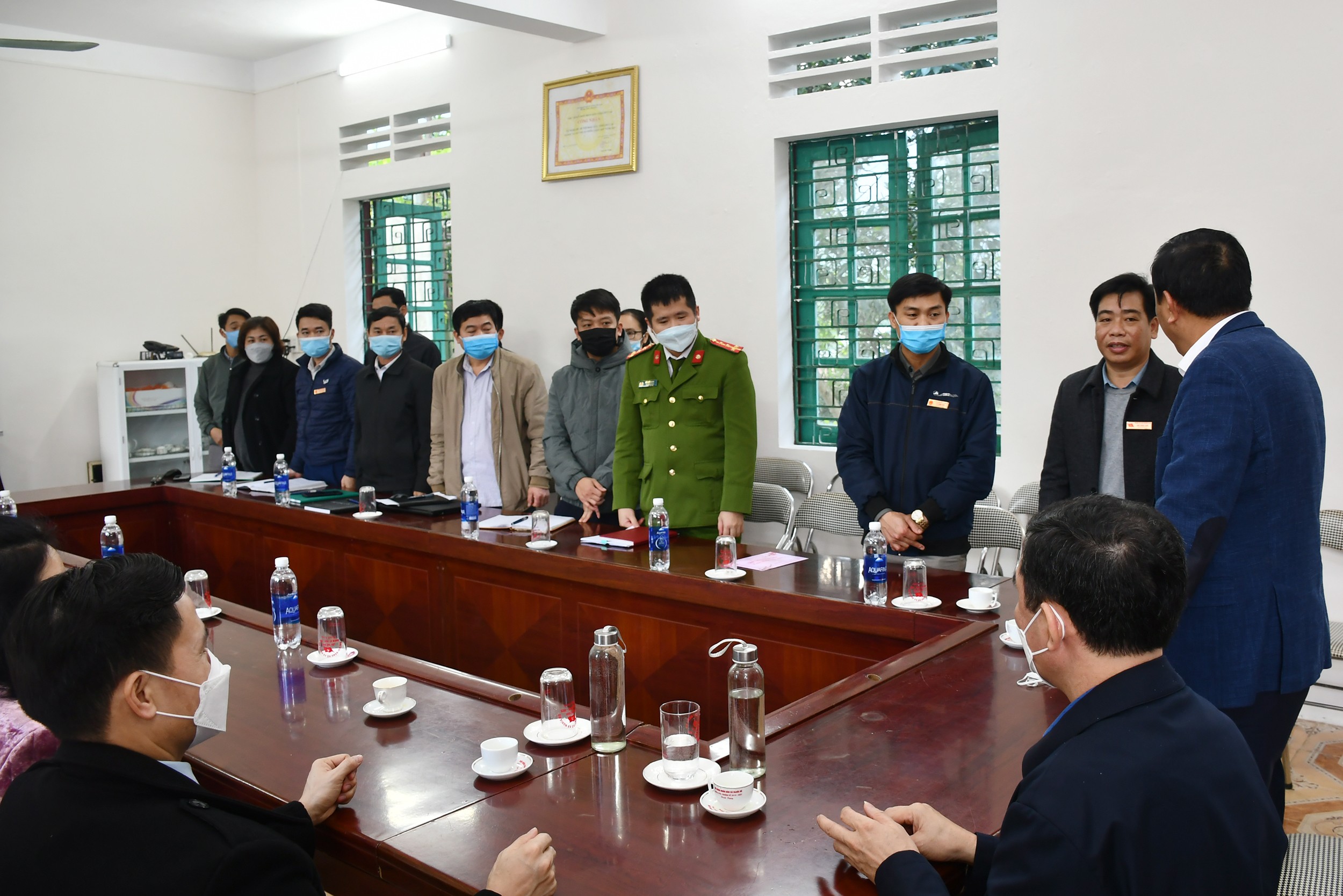 Phó Bí thư Tỉnh ủy Hoàng Giang chúc mừng, biểu dương xã Nghĩa Đô hoàn thành xuất sắc nhiệm vụ trong năm vừa qua.