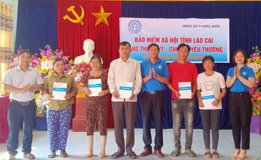 Tặng thẻ BHYT tại xã Phong Niên, huyện Bảo Thắng. Tặng thẻ BHYT tại xã Phong Niên, huyện Bảo Thắng.