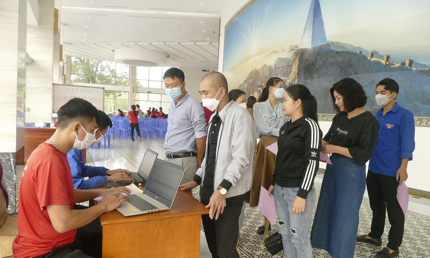 Thu 472 đơn vị máu tại Ngày hội hiến máu tình nguyện “Lào Cai ngàn trái tim hồng” lần thứ VI, năm 2022 ảnh 1 Thu 472 đơn vị máu tại Ngày hội hiến máu tình nguyện “Lào Cai ngàn trái tim hồng” lần thứ VI, năm 2022 ảnh 1