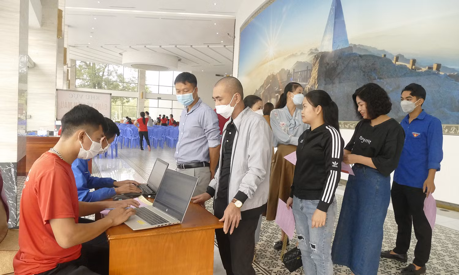 Thu 472 đơn vị máu tại Ngày hội hiến máu tình nguyện “Lào Cai ngàn trái tim hồng” lần thứ VI, năm 2022 ảnh 1 Thu 472 đơn vị máu tại Ngày hội hiến máu tình nguyện “Lào Cai ngàn trái tim hồng” lần thứ VI, năm 2022 ảnh 1