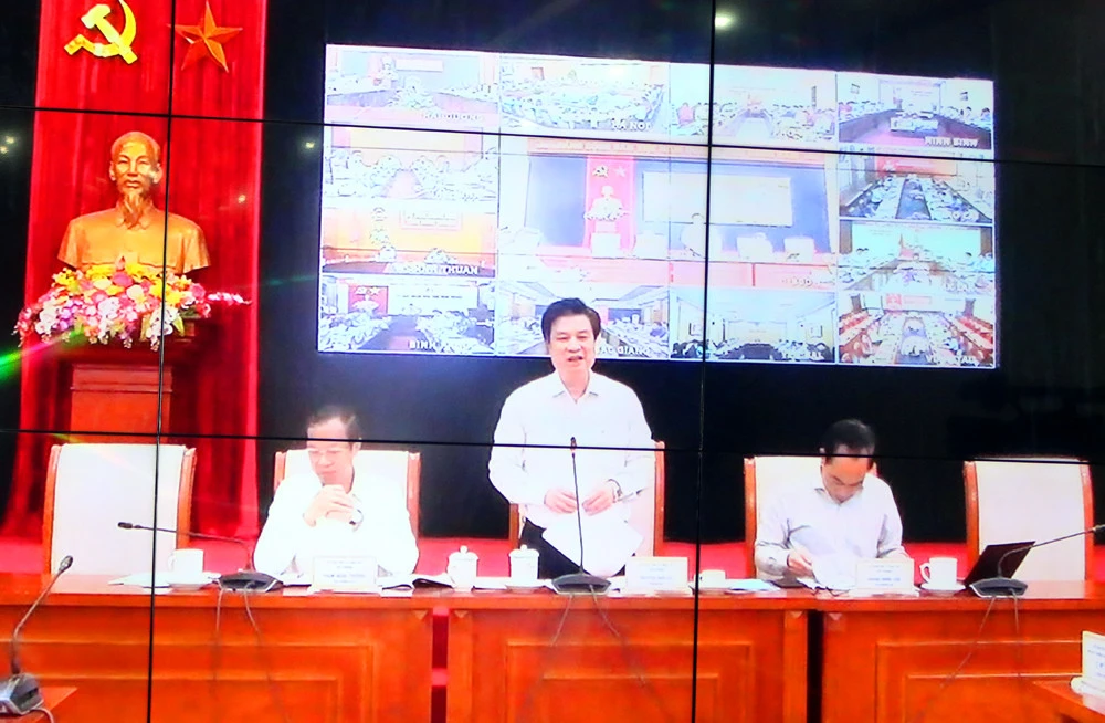 Thứ trưởng Bộ Giáo dục và Đào tạo Nguyễn Hữu Độ chỉ trì thảo luận tại hội nghị. Thứ trưởng Bộ Giáo dục và Đào tạo Nguyễn Hữu Độ chỉ trì thảo luận tại hội nghị.