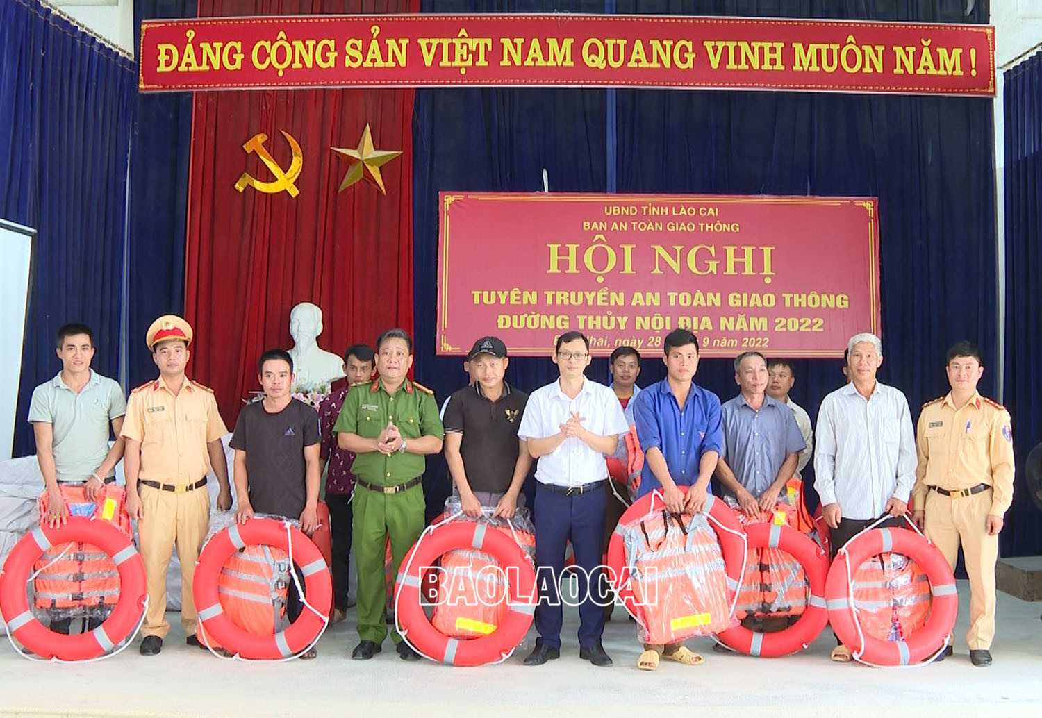 Ký cam kết chấp hành các quy định về trật tự an toàn giao thông đường thủy nội địa ảnh 2