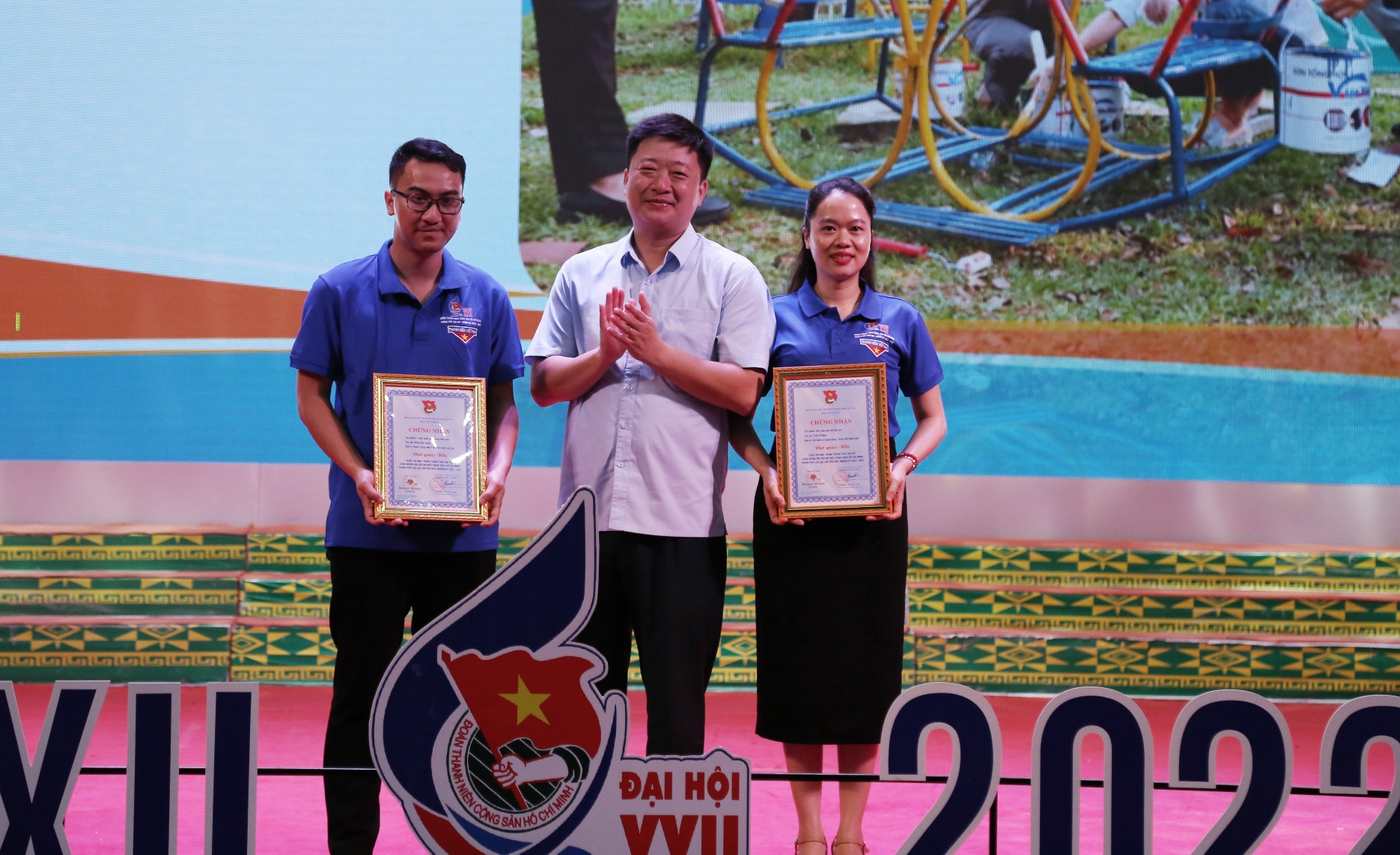 Tác phẩm "Bữa cơm tất niên tại điểm trường Liên cấp" - tác giả Vũ Mạnh Thắng (Đoàn Thanh niên Công an thành phố Lào Cai) đoạt giải Nhất cuộc thi. Trao 2 giải Nhì cho các tác giả. Trao 2 giải Ba cho các tác giả. Tác phẩm "Tuổi trẻ công an trong chiến dịch cấp căn cước công dân" - Tác giả: Phạm Hoàng Giang (Đoàn thanh niên Công an thành phố Lào Cai) đoạt Giải chuyên đề Tác phẩm truyền tải thông điệp có ý nghĩa nhân văn nhất. Hai tác giả đoạt Giải chuyên đề tác phẩm có nhiều lượt like.