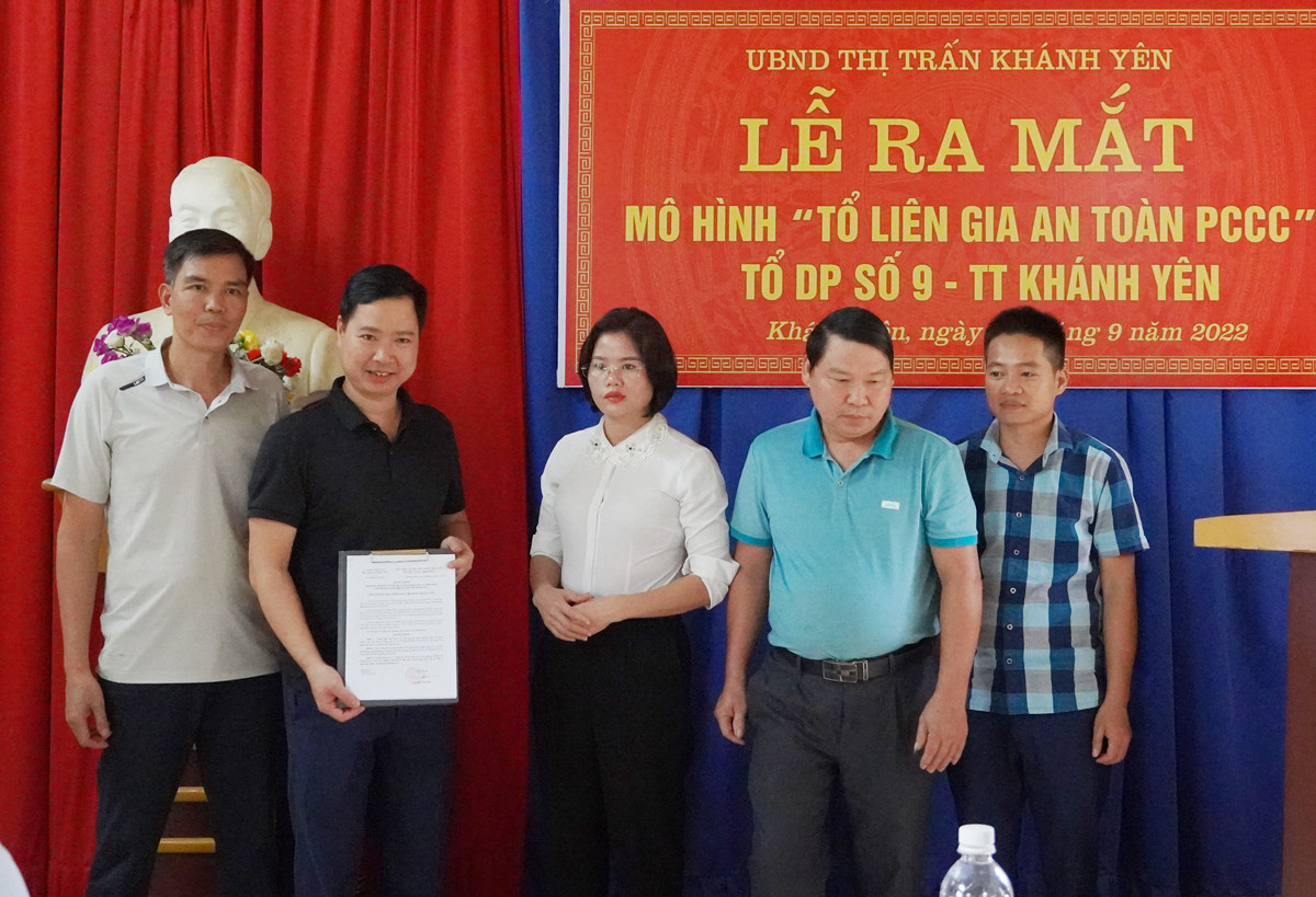 Ra mắt Tổ liên gia an toàn phòng cháy, chữa cháy tại tổ dân phố số 9.