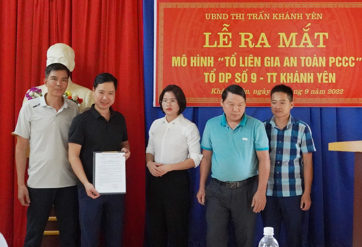 Ra mắt Tổ liên gia an toàn phòng cháy, chữa cháy tại tổ dân phố số 9. Ra mắt Tổ liên gia an toàn phòng cháy, chữa cháy tại tổ dân phố số 9.