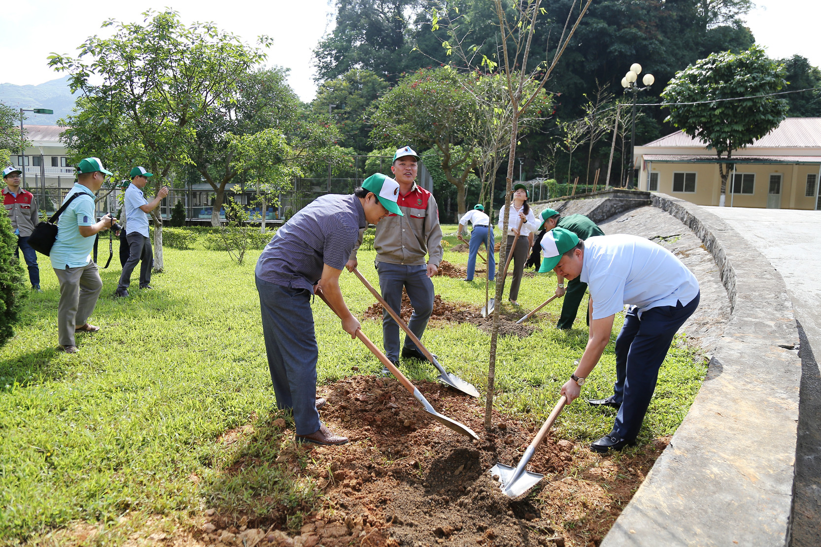 Phó Chủ tịch UBND tỉnh Nguyễn Trọng Hài và các đại biểu trồng cây anh đào tại khuôn viên khu vực hội trường UBND huyện Mường Khương. Đổi rác thải nhựa trong sinh hoạt lấy đồ dùng. Phó Chủ tịch UBND tỉnh Nguyễn Trọng Hài và các đại biểu trồng cây anh đào tại khuôn viên khu vực hội trường UBND huyện Mường Khương. Đổi rác thải nhựa trong sinh hoạt lấy đồ dùng.