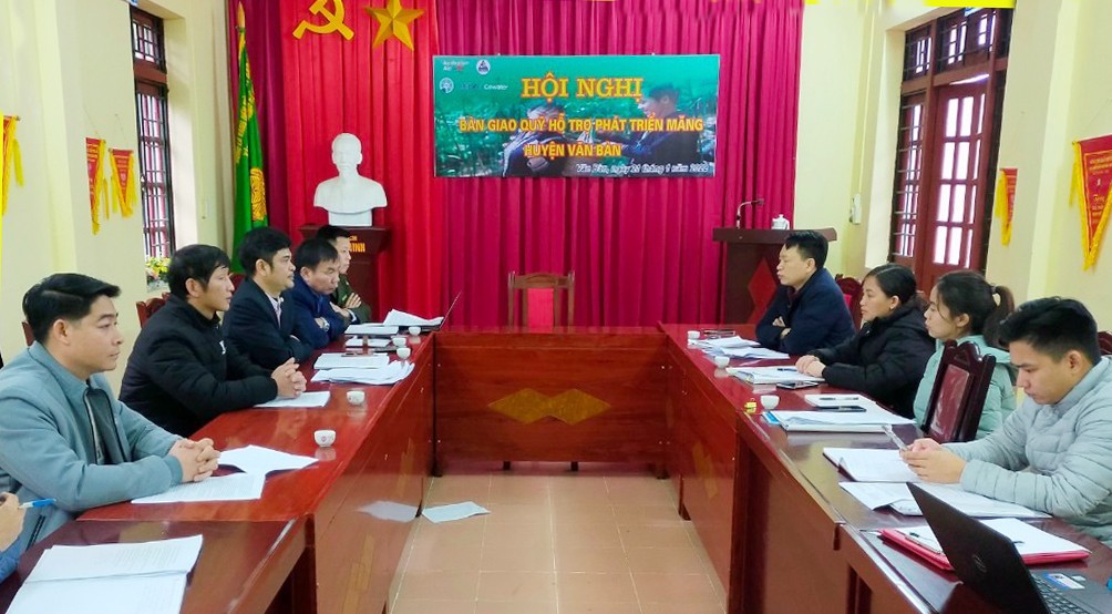 Đại diện các cơ quan tham gia thảo luận việc bàn giao Quỹ hỗ trợ phát triển măng sặt.