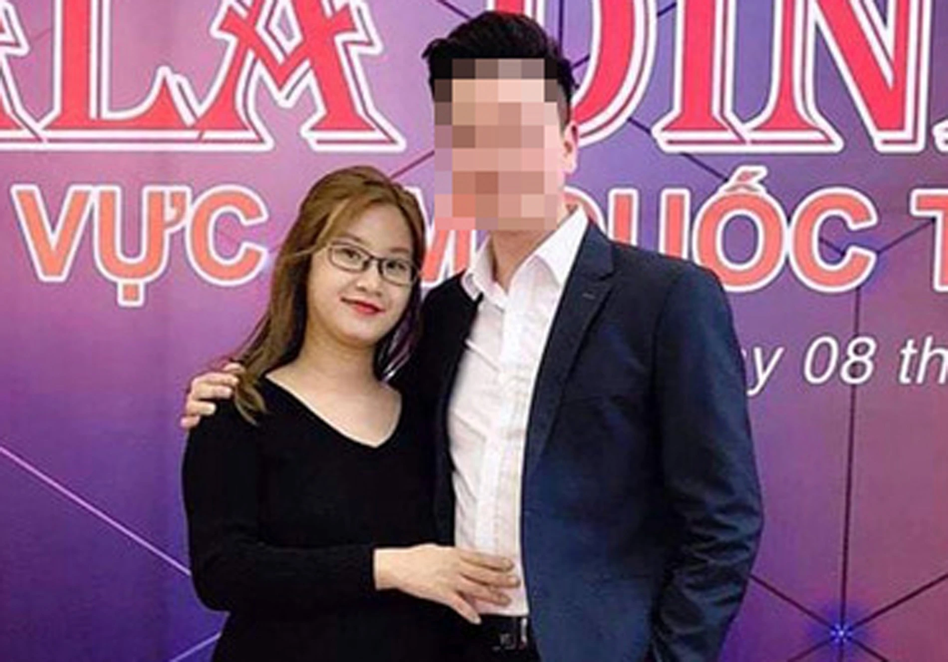 Ngô Huyền Trang và chồng trong một sự kiện thương mại năm 2019. Bị cáo được cho là thường dùng những hình ảnh cuộc sống xa hoa tung lên trang mạng cá nhân trước khi bị phát hiện lừa đảo chiếm đoạt tài sản.