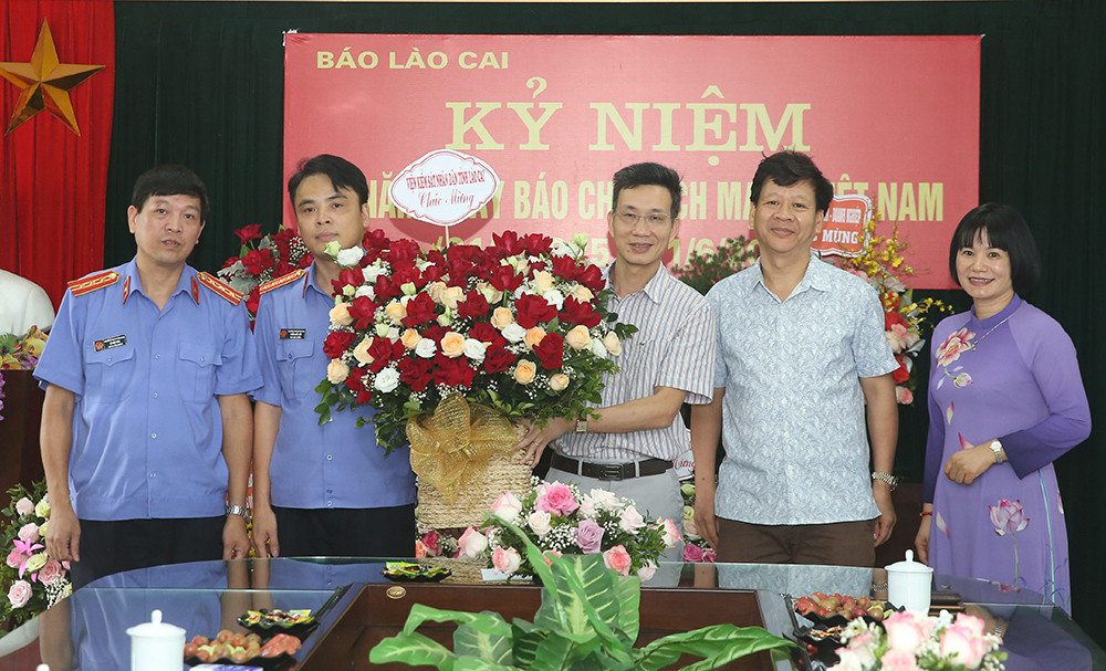 Các cơ quan, đơn vị, địa phương chúc mừng Báo Lào Cai nhân 97 năm Ngày Báo chí cách mạng Việt Nam ảnh 19