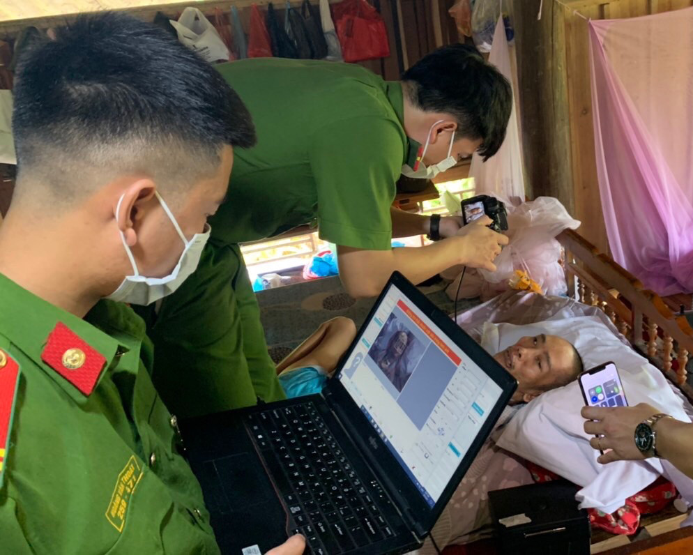 Công an huyện Bảo Yên cấp căn cước tại nhà cho công dân có hoàn cảnh đặc biệt.