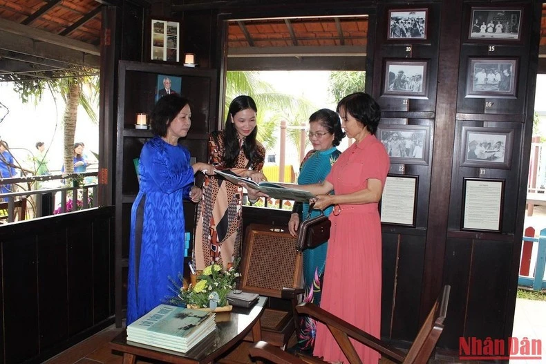 Bà Võ Hiếu Dân, con gái Cố Thủ tướng Võ Văn Kiệt giới thiệu bộ sưu tập hình ảnh do chính Cố Thủ tướng chụp lúc sinh thời. Bà Võ Hiếu Dân, con gái Cố Thủ tướng Võ Văn Kiệt giới thiệu bộ sưu tập hình ảnh do chính Cố Thủ tướng chụp lúc sinh thời.