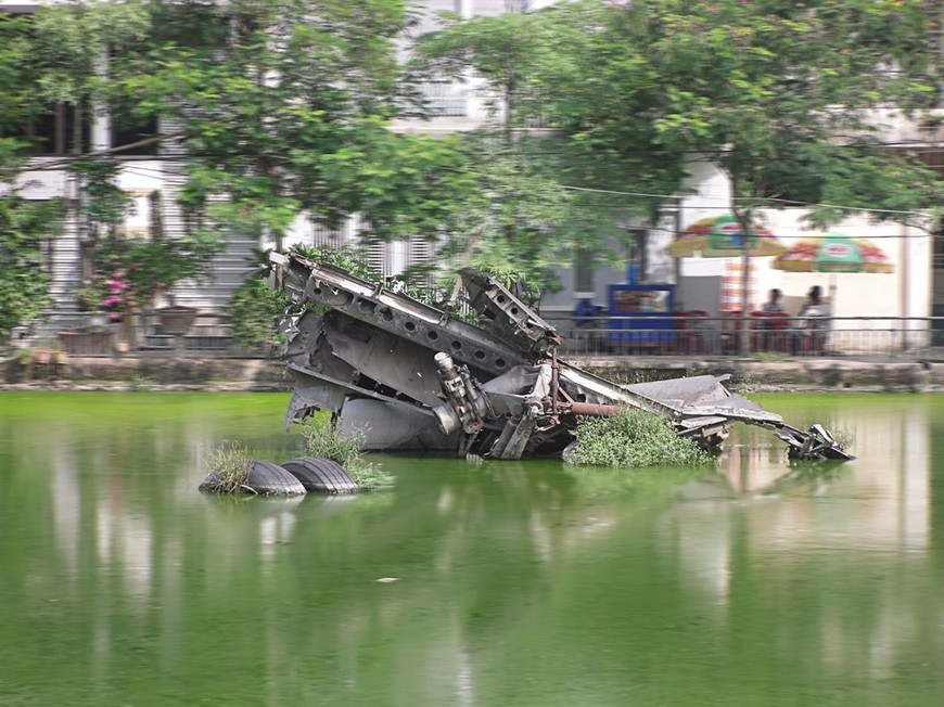 Xác "pháo đài bay" B-52 ở Hồ Hữu Tiệp, Hà Nội, Việt Nam. Xác "pháo đài bay" B-52 ở Hồ Hữu Tiệp, Hà Nội, Việt Nam.