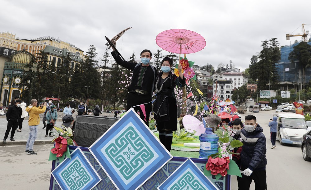 Hấp dẫn Lễ hội Canaval đường phố “Các dân tộc Sa Pa và Thánh Mẫu” ảnh 6