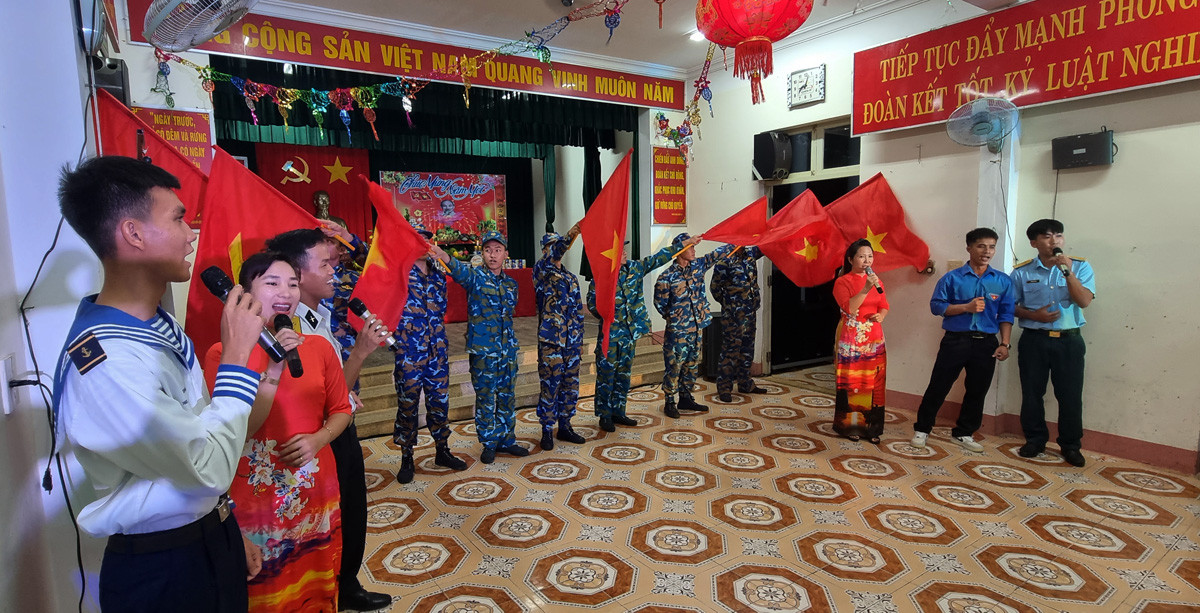 Đoàn công tác Lữ đoàn 146, Vùng 4 Hải quân và đại diện các cơ quan báo chí giao lưu với cán bộ, chiến sỹ và Nhân dân đảo Song Tử Tây. Học sinh Trường Tiểu học xã Song Tử Tây giao lưu với đoàn công tác. Tiết mục văn nghệ do quân và dân Song Tử Tây biểu diễn. Chiến sỹ đảo Song Tử Tây biểu diễn võ thuật.