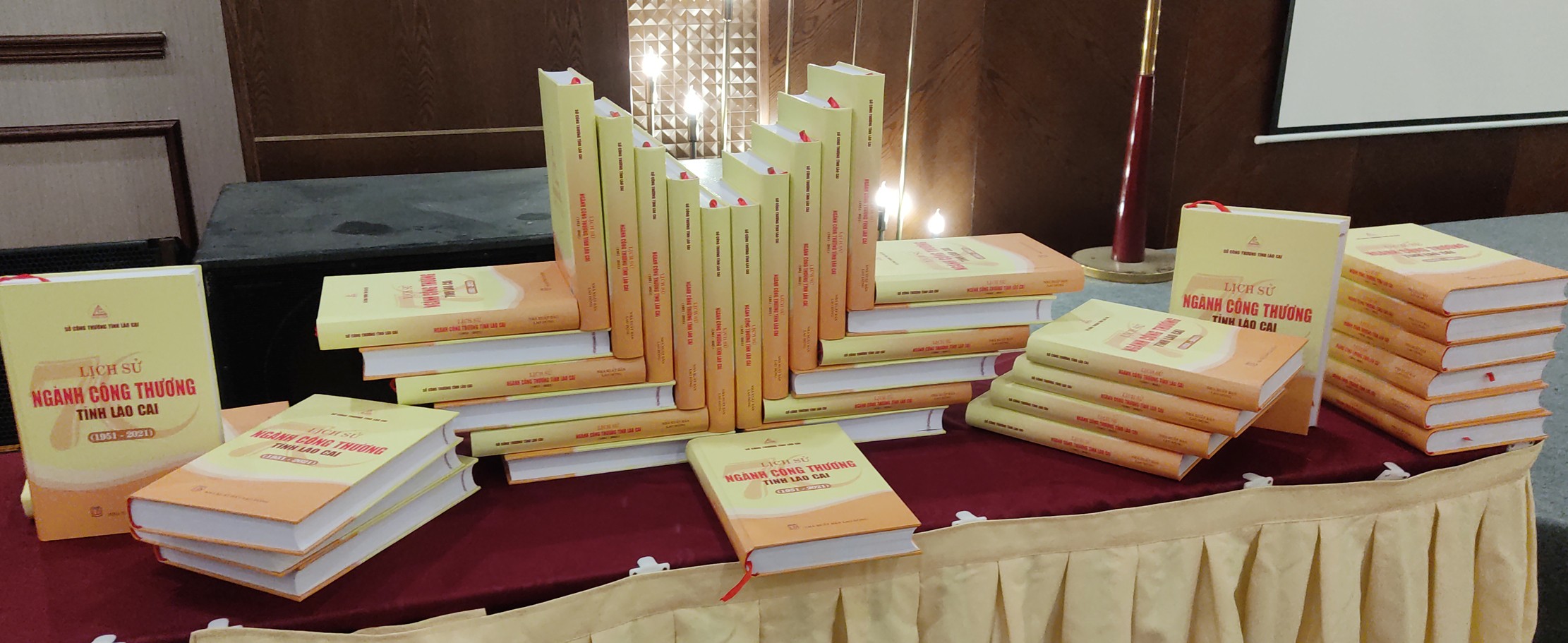 Cuốn lịch sử ngành Công thương Lào Cai giai đoạn 1951 - 2021 được xây dựng công phu và khoa học.