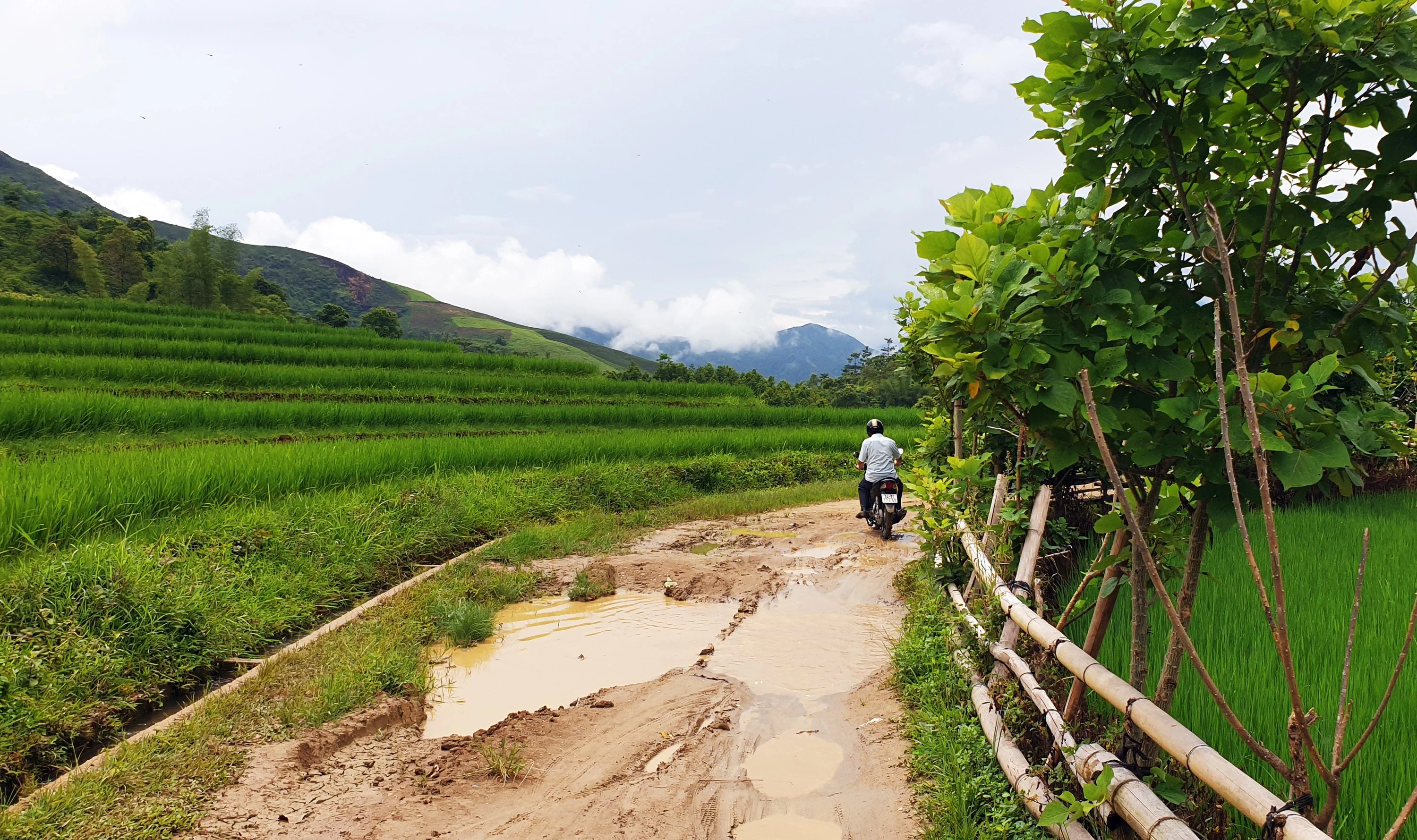 Văn Bàn: Nhiều khó khăn phát triển giao thông nông thôn ảnh 1