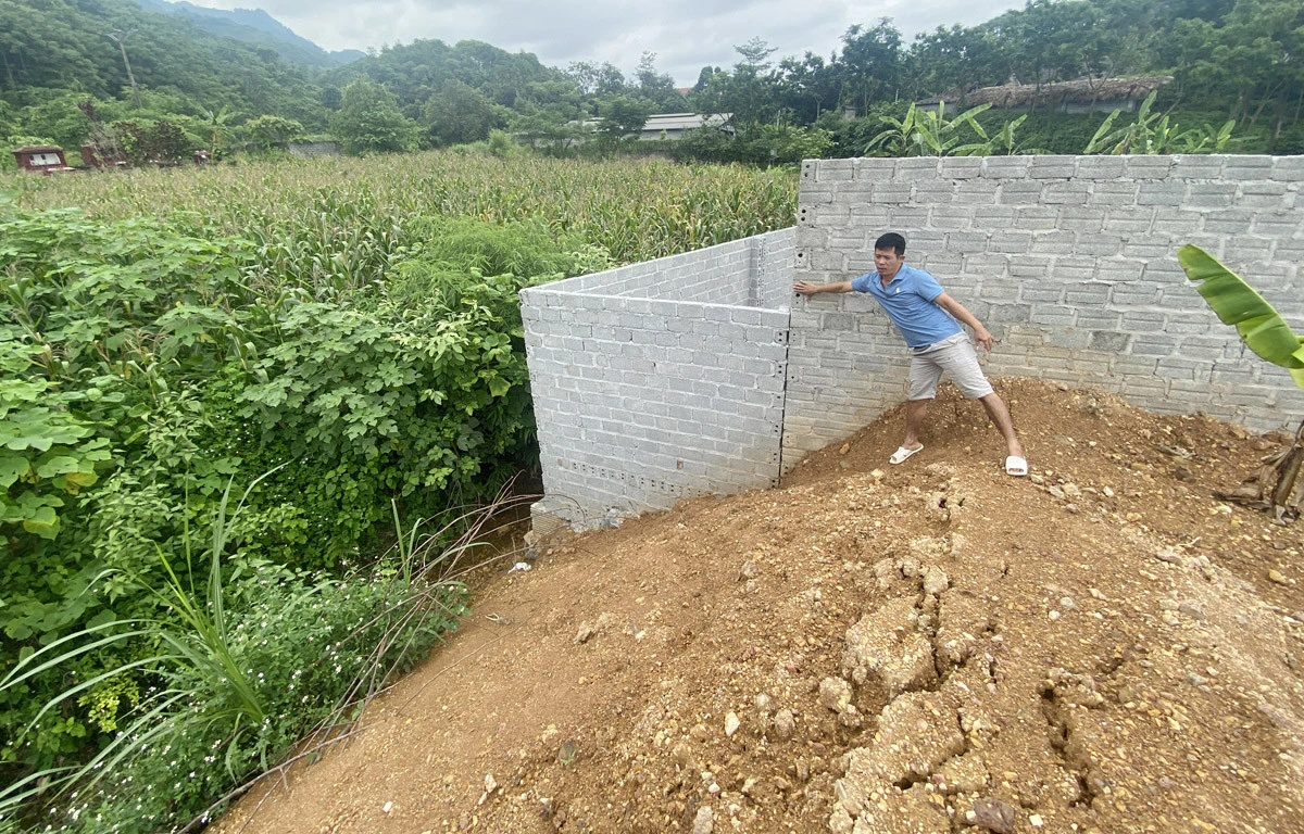 Khu vực xây lấn suối của cơ sở sấy sắn. Khu vực xây lấn suối của cơ sở sấy sắn.