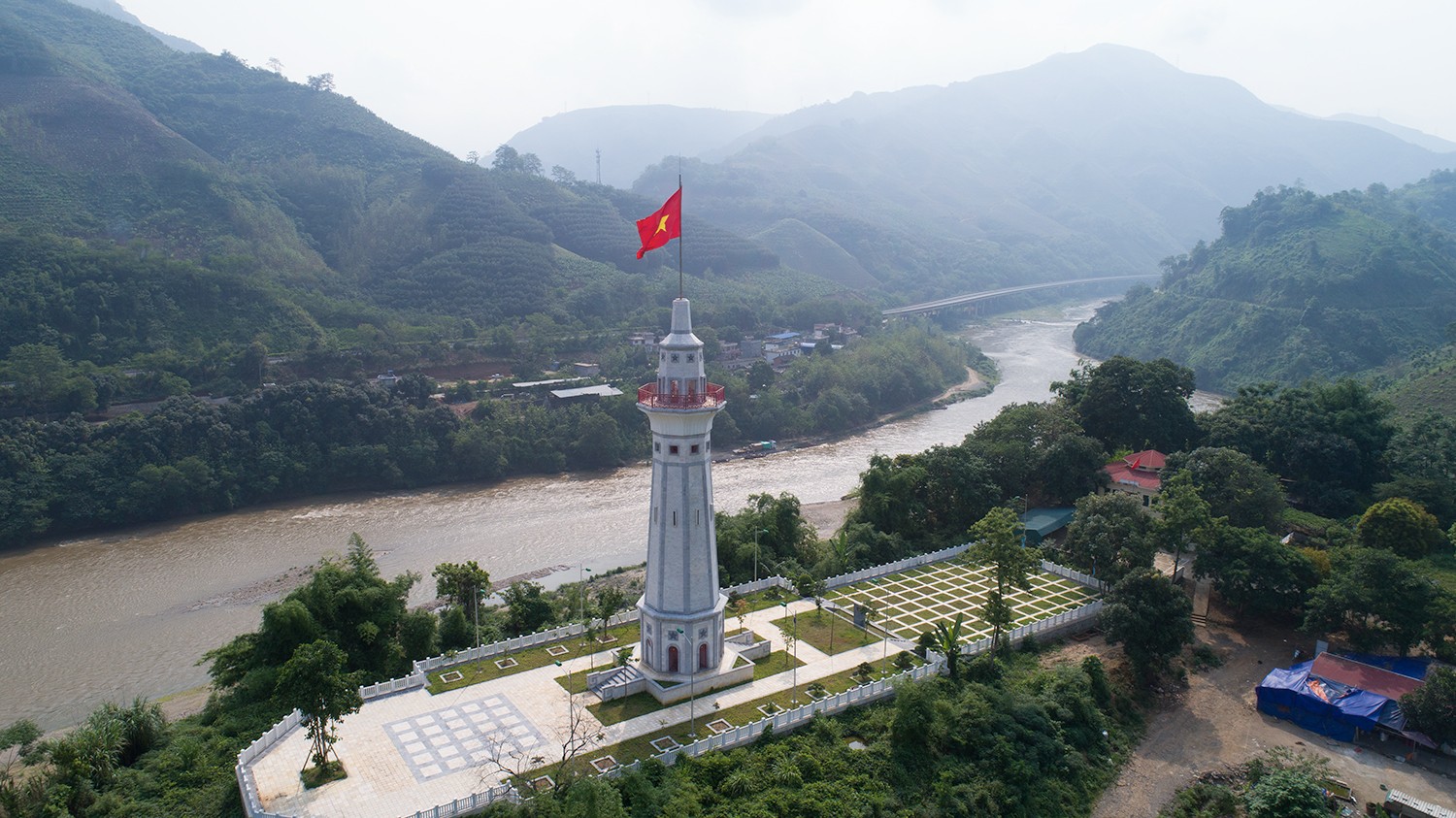 Cột cờ Lũng Pô.