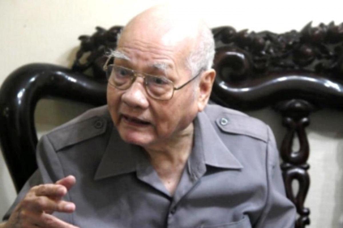 Ông Tạ Quang Chiến, người cận vệ cuối cùng của Chủ tịch Hồ Chí Minh, đã qua đời hôm 11/6, hưởng thọ 98 tuổi. Ông Tạ Quang Chiến, người cận vệ cuối cùng của Chủ tịch Hồ Chí Minh, đã qua đời hôm 11/6, hưởng thọ 98 tuổi.