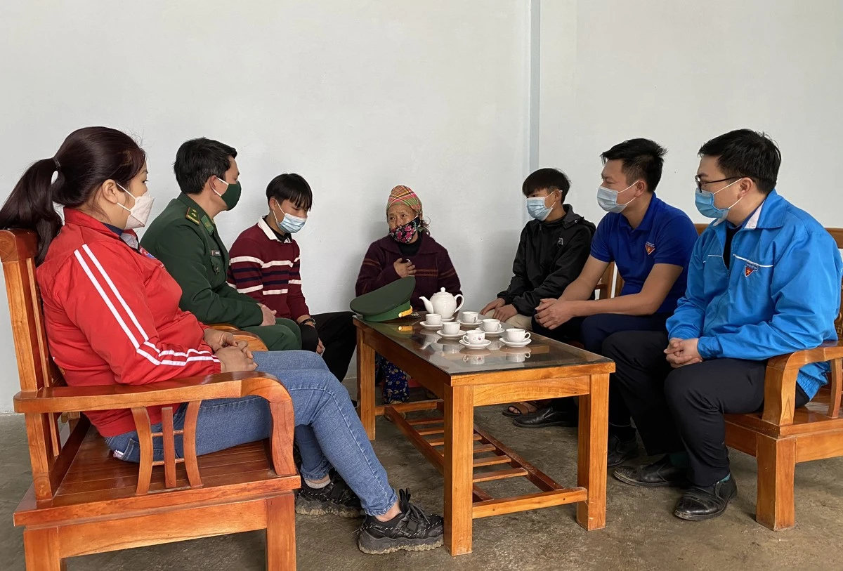 Bàn giao công trình thanh niên “Nhà nhân ái” cho gia đình hai em Lù Văn Hùng và Lù Seo Lử, ở thôn Lù Dì Sán, xã Sán Chải.