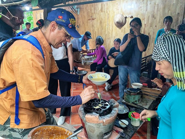 Kh&aacute;ch du lịch nước ngo&agrave;i thưởng thức ẩm thực T&acirc;y Nam bộ. Ảnh: N.Duy.