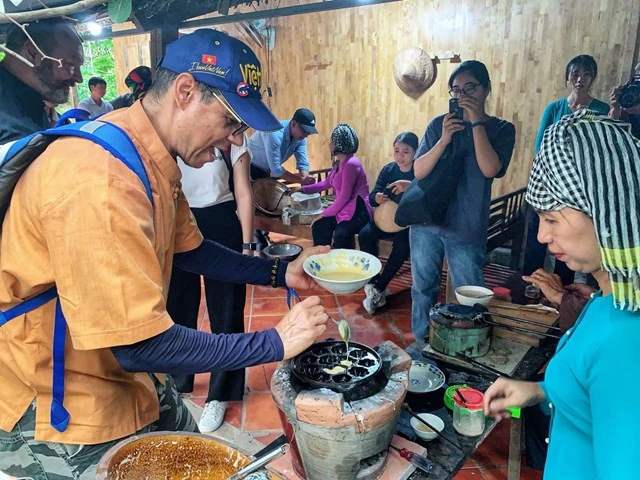 Kh&aacute;ch du lịch nước ngo&agrave;i thưởng thức ẩm thực T&acirc;y Nam bộ. Ảnh: N.Duy.