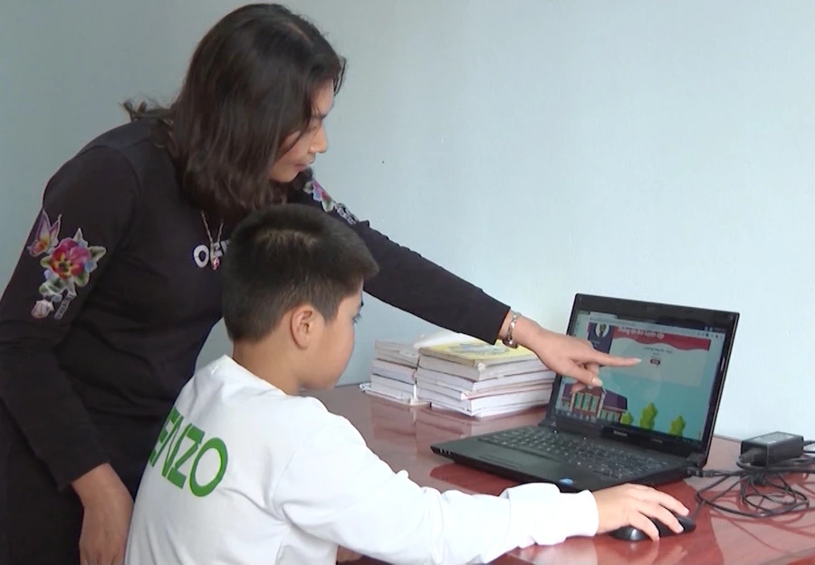 Chị Nguyễn Thị Như, thôn Giao Bình, xã Xuân Giao (huyện BảoThắng) luôn đồng hành với cong trong học tập. Chị Nguyễn Thị Như, thôn Giao Bình, xã Xuân Giao (huyện BảoThắng) luôn đồng hành với cong trong học tập.