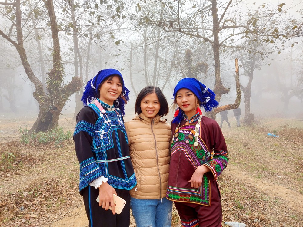 Hai ngày qua, Y Tý chìm trong sương mù, nhưng hoa đào bung nở rực rỡ và khung cảnh mờ ảo vẫn hấp dẫn du khách đến với vùng đất này. Nhiều đoàn du khách từ các tỉnh miền xuôi lên Y Tý du lịch, thích thú dừng xe bên đường để trải nghiệm cảnh mây bay. Các bạn trẻ chụp ảnh lưu niệm trong những ngày đầu xuân tại Y Tý. Nhiều homestay ở Y Tý đã chật kín du khách trong ngày mùng 4 Tết. Dịp tết Nguyên đán cũng là thời điểm nhiều bạn trẻ, gia đình đồng bào Mông đến “sân bay” Phìn Hồ chơi Tết, du xuân. Do tình hình dịch bệnh Covid -19 diễn biến phức tạp, nên chính quyền xã Y Tý cắm biển không tụ tập đông người và cử lực lượng công an, dân quân trực tại các lối vào “sân bay” Phìn Hồ. Du khách lên Y Tý thích thú chụp ảnh cùng những cô sơn nữ Hà Nhì trang phục rực rỡ. Đón Tết và du xuân ở "thiên đường mây" Y Tý để lại nhiều kỷ niệm đẹp với du khách bốn phương.