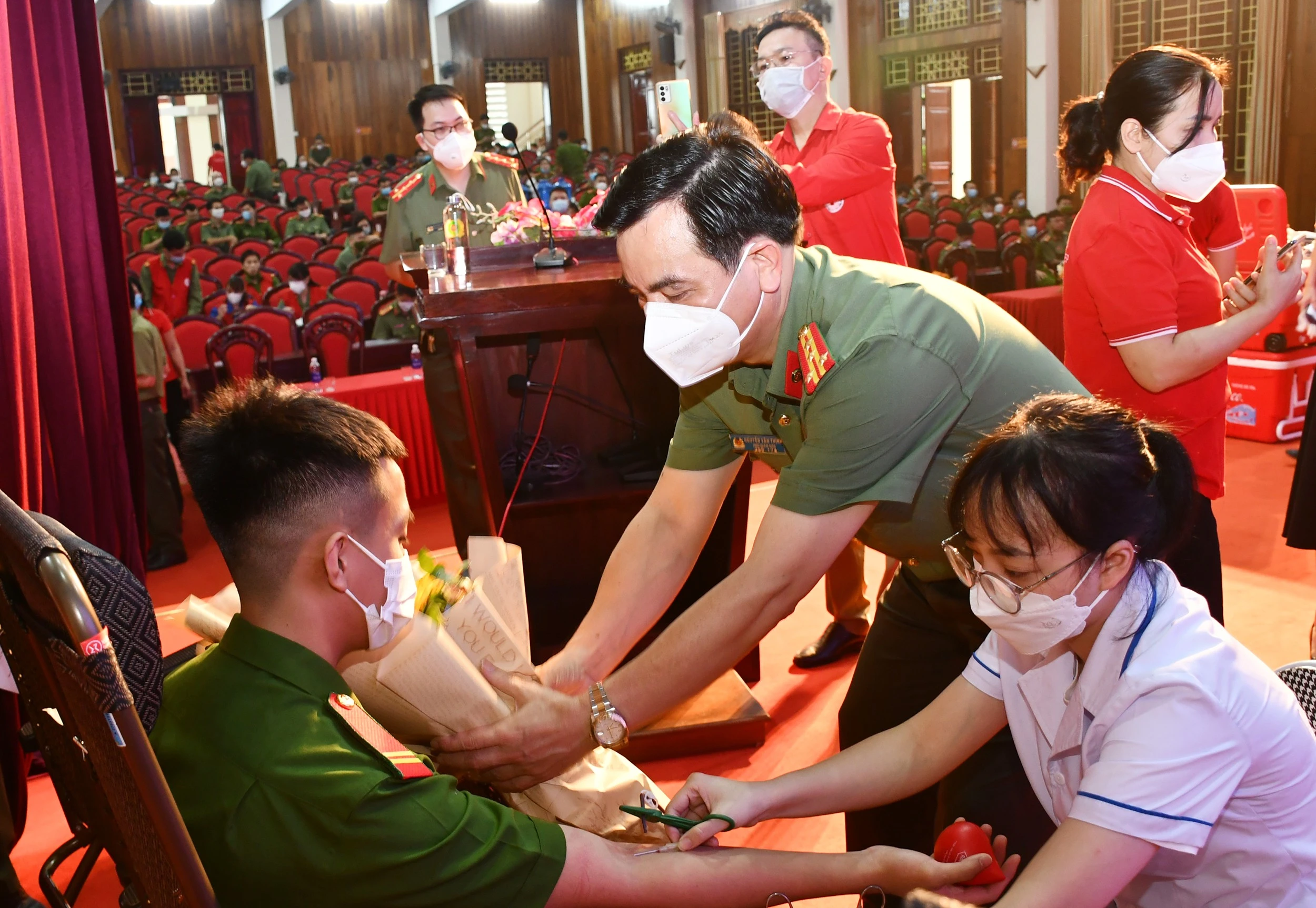 Hơn 300 cán bộ, chiến sĩ công an Lào Cai tham gia hiến máu tình nguyện ảnh 4