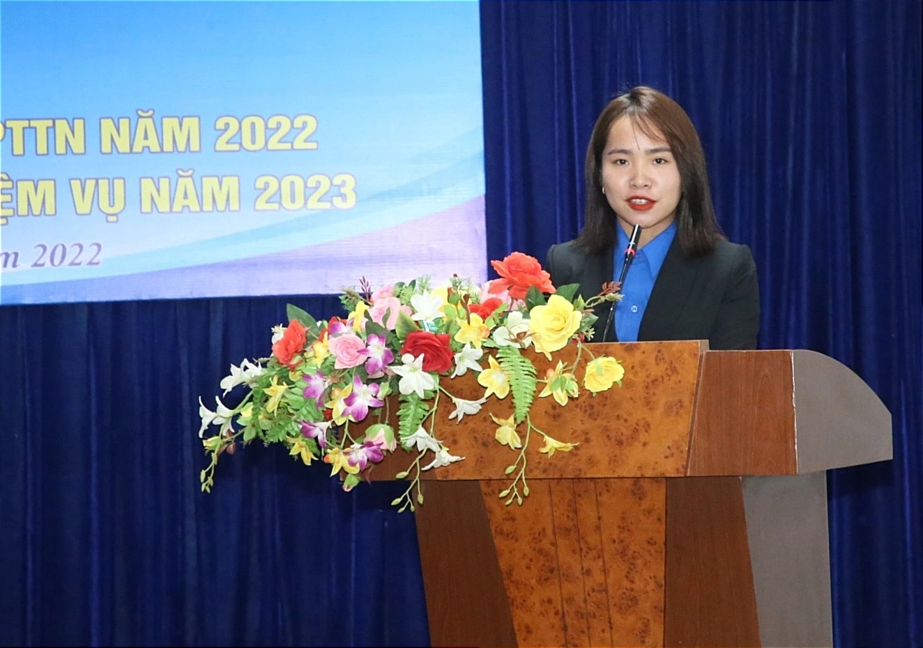 Đại biểu nêu ý kiến đóng góp về giải pháp triển khai công tác đoàn và phong trào thanh niên của Đoàn Khối Cơ quan - Doanh nghiệp tỉnh.