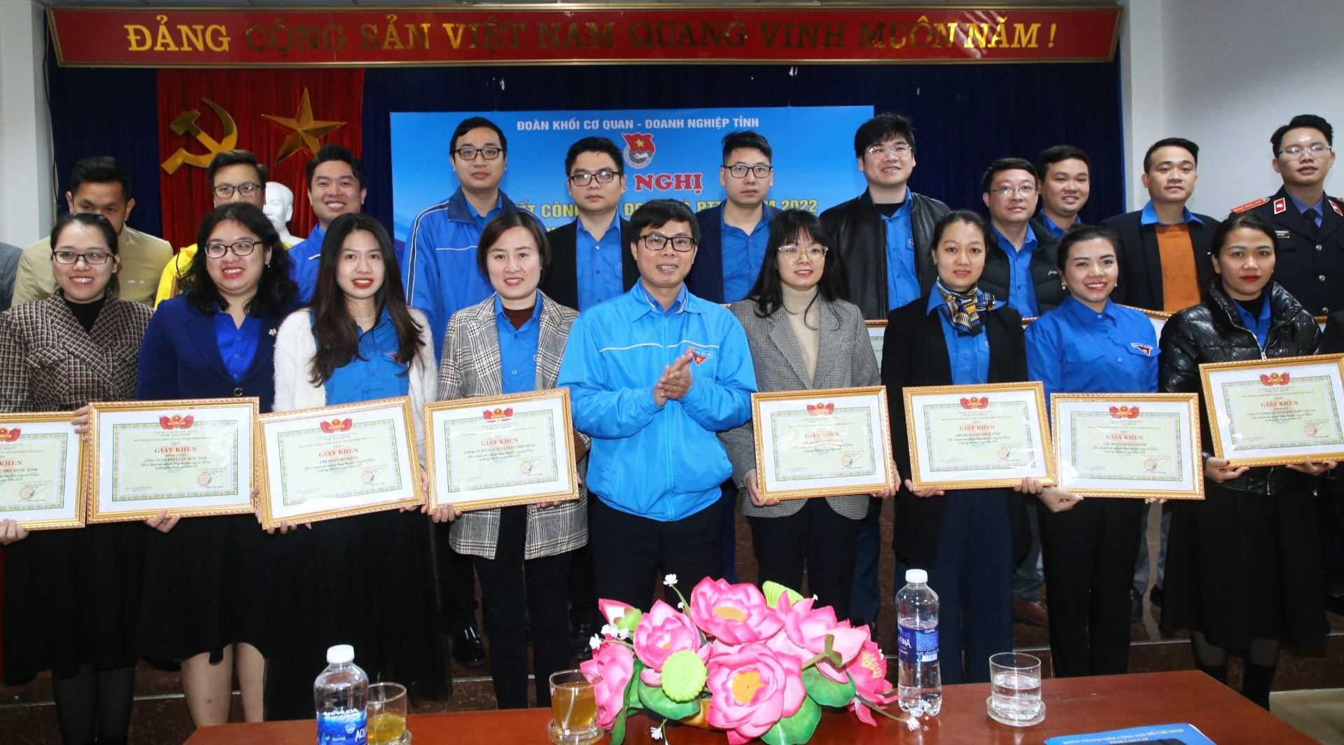 25 tập thể và 36 cá nhân được Đoàn Khối Cơ quan - Doanh nghiệp tỉnh khen thưởng vì có thành tích xuất sắc trong công tác đoàn và phong trào thanh niên. 25 tập thể và 36 cá nhân được Đoàn Khối Cơ quan - Doanh nghiệp tỉnh khen thưởng vì có thành tích xuất sắc trong công tác đoàn và phong trào thanh niên.