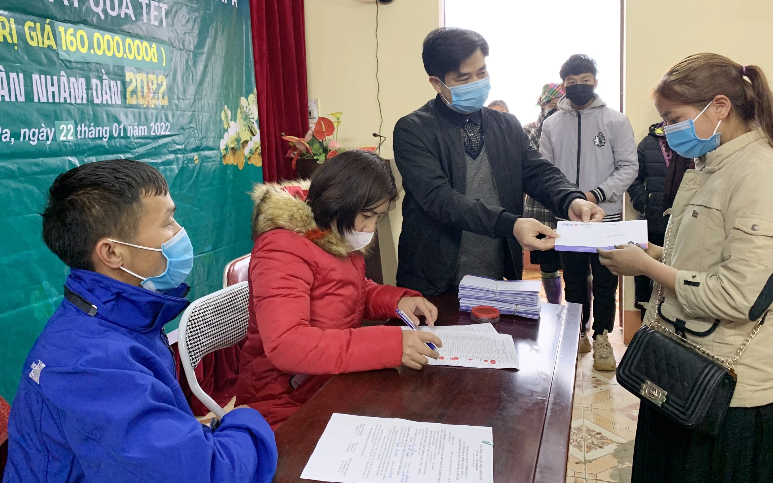 BIDV Chi nhánh Sa Pa tặng 340 suất quà Tết cho hộ nghèo, gia đình chính sách ảnh 2