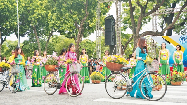 Hoạt động văn hóa - nghệ thuật tại không gian phố đi bộ hồ Hoàn Kiếm. Hoạt động văn hóa - nghệ thuật tại không gian phố đi bộ hồ Hoàn Kiếm.