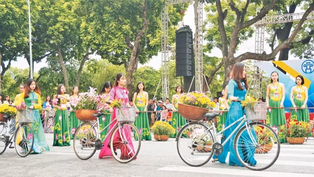 Hoạt động văn hóa - nghệ thuật tại không gian phố đi bộ hồ Hoàn Kiếm.