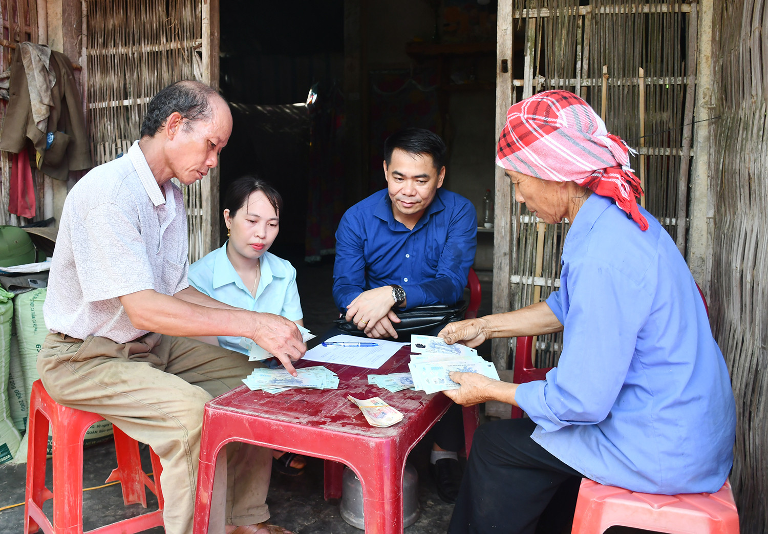 Hỗ trợ 4 hộ nghèo xã Thống Nhất nuôi trâu sinh sản ảnh 3 Hỗ trợ 4 hộ nghèo xã Thống Nhất nuôi trâu sinh sản ảnh 3