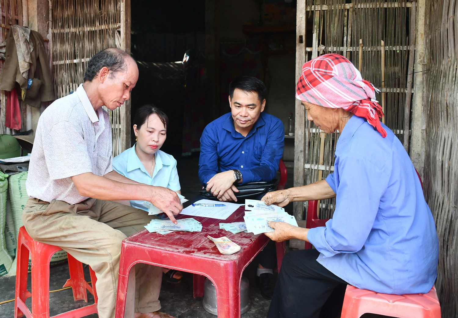 Hỗ trợ 4 hộ nghèo xã Thống Nhất nuôi trâu sinh sản ảnh 3