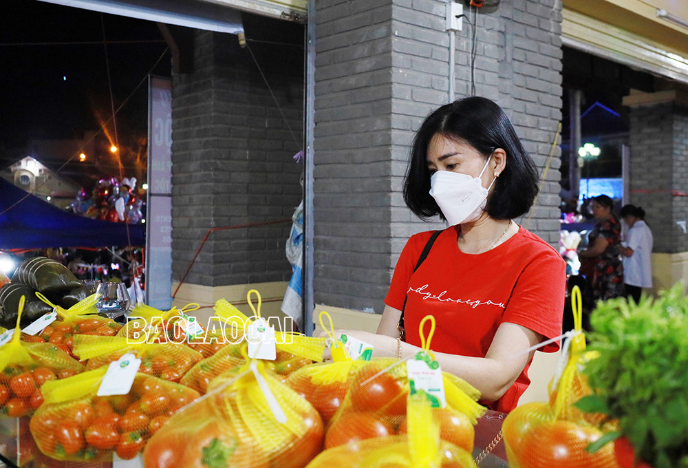 Rất đông người dân và du khách tập trung về sân khấu Chợ đêm Bắc Hà để thưởng thức chương trình nghệ thuật. Khám phá sản phẩm thổ cẩm của các dân tộc vùng cao Bắc Hà. Thưởng thức ẩm thực chợ phiên. Du khách tham quan, mua sắm nông sản vùng đất “Cao nguyên trắng”.